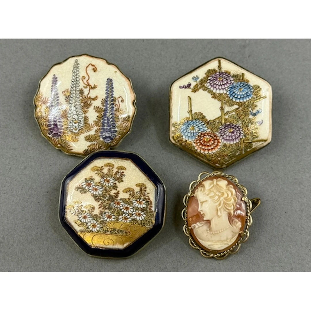 Jewellery: three Satsuma pottery buttons of varying design, ...