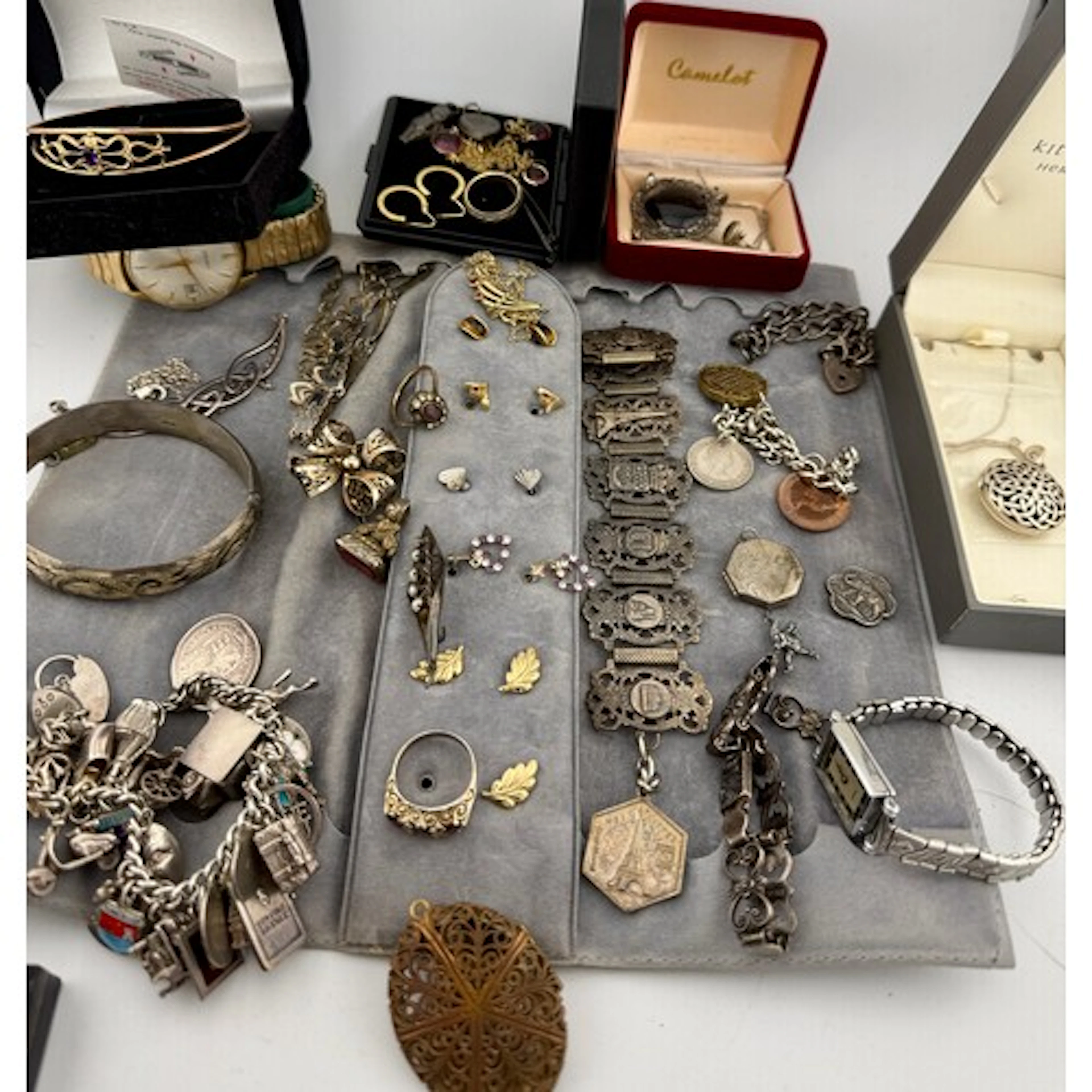 A quantity of vintage jewellery to include Blue John pendant...