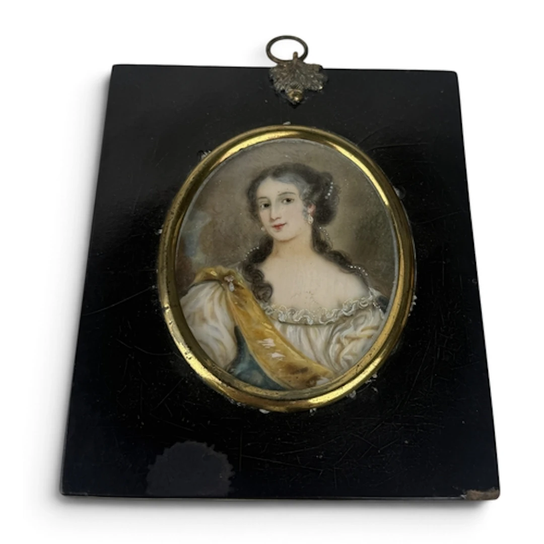 A 19TH CENTURY PORTRAIT MINIATURE DEPICTING A BEAUTIFUL LADY...