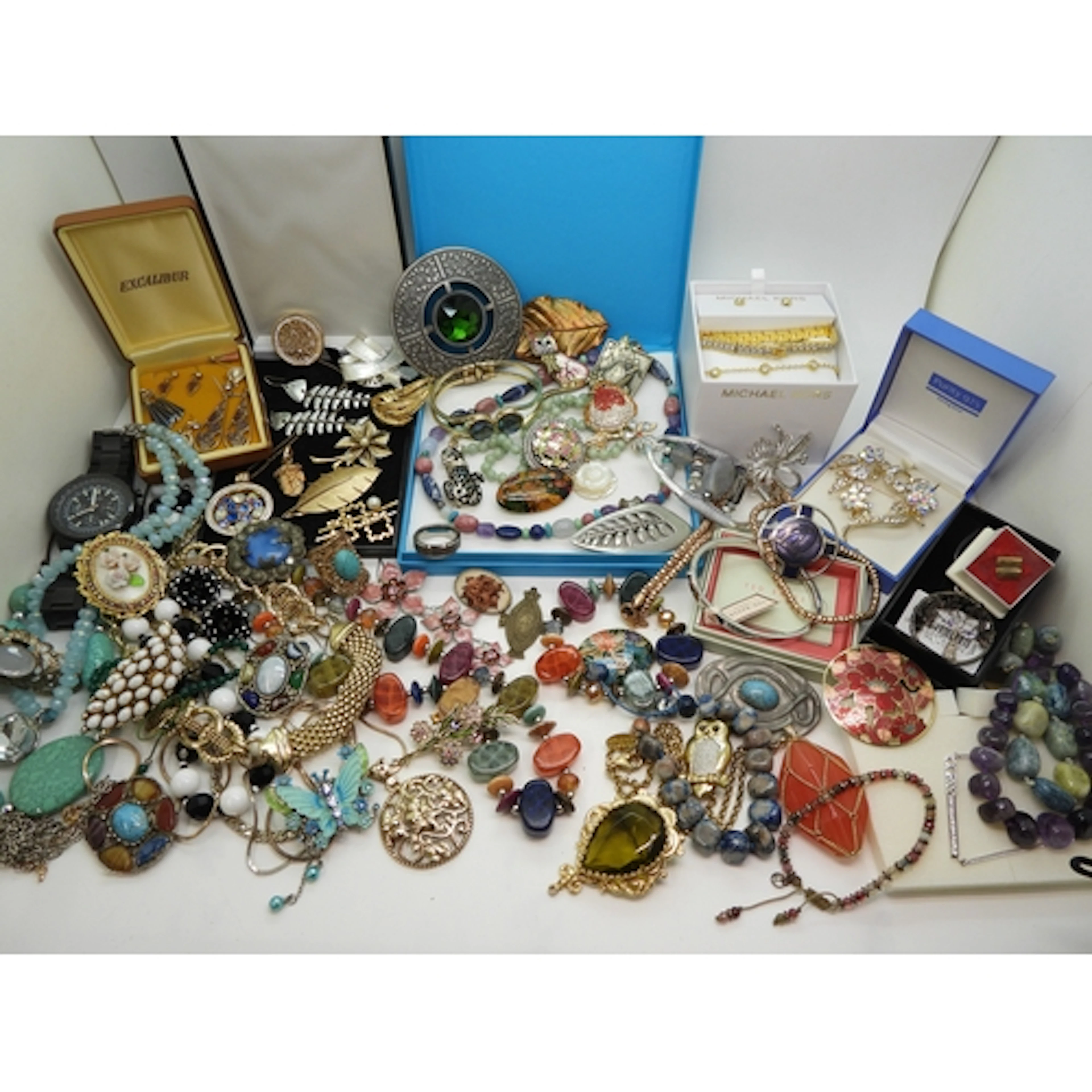 A collection of vintage and modern costume jewellery to incl...