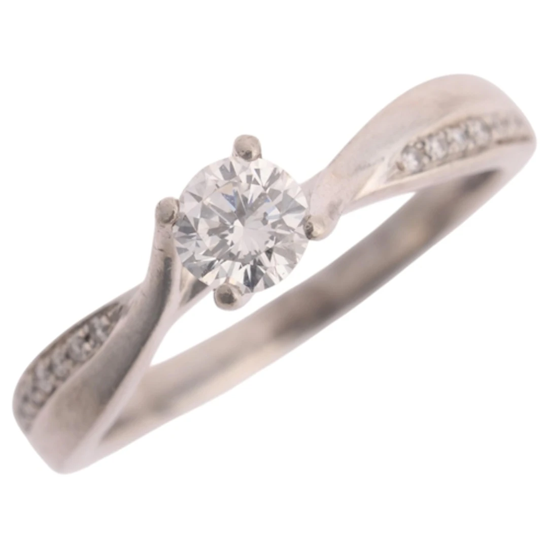 A platinum 0.20ct single stone diamond ring, claw set with 0...