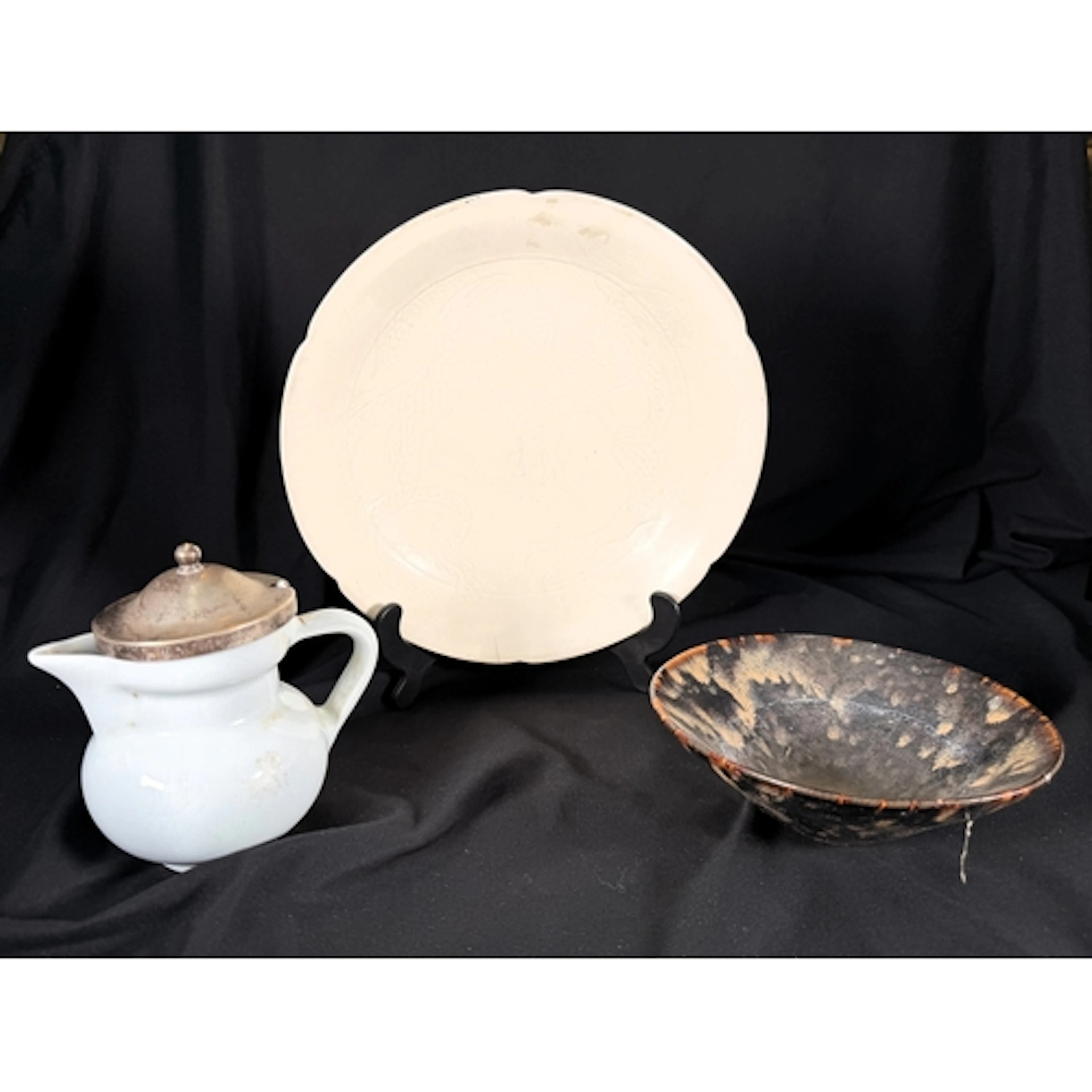 A Chinese white glazed porcelain bowl with scalloped rim and...
