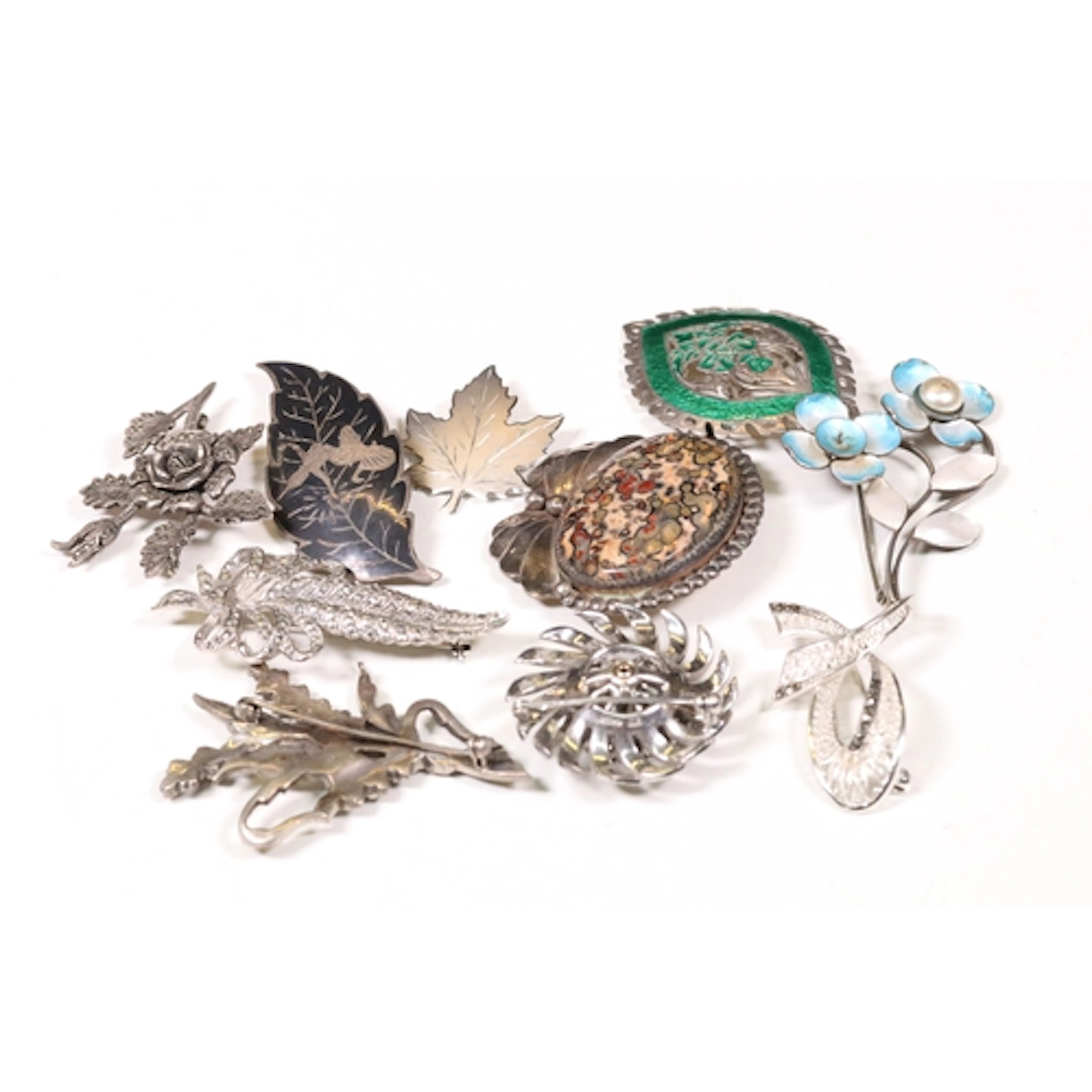 Small quantity of sterling silver and white metal brooches t...