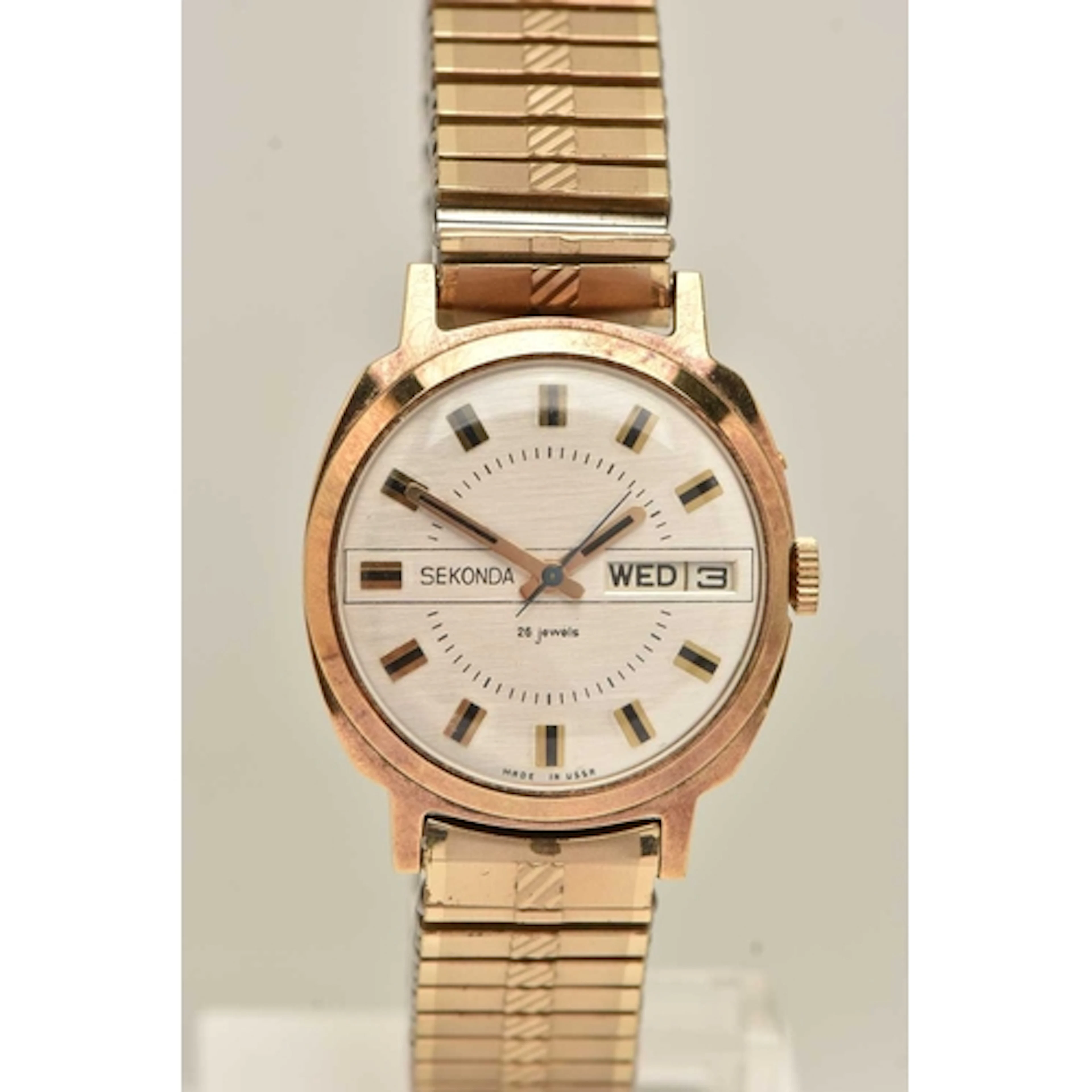 A GENTS 'SEKONDA' WRISTWATCH, manual wind, round silvered di...