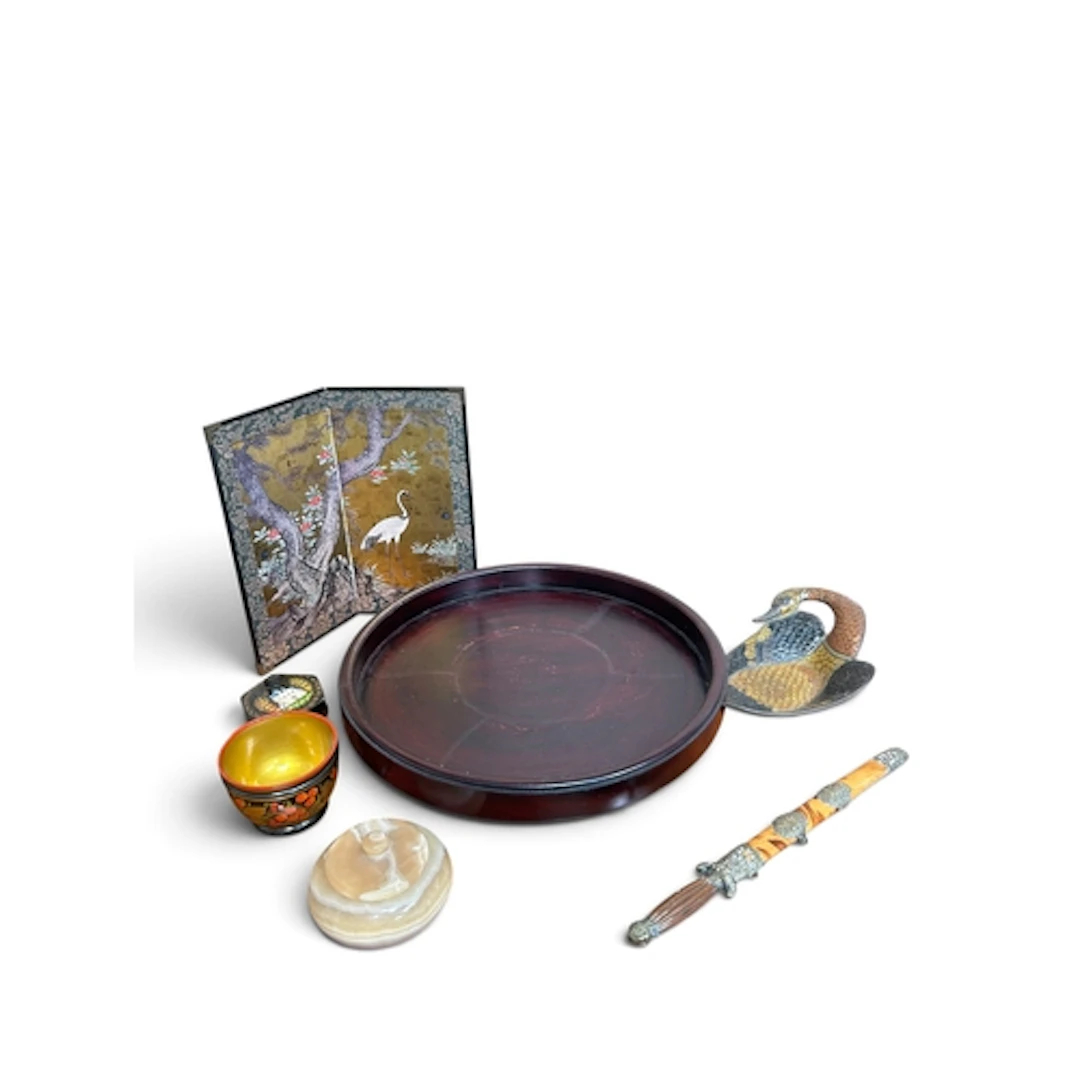 A GROUP OF MIXED ASIAN ITEMS TO INCLUDE DAGGER AND MINATURE ...