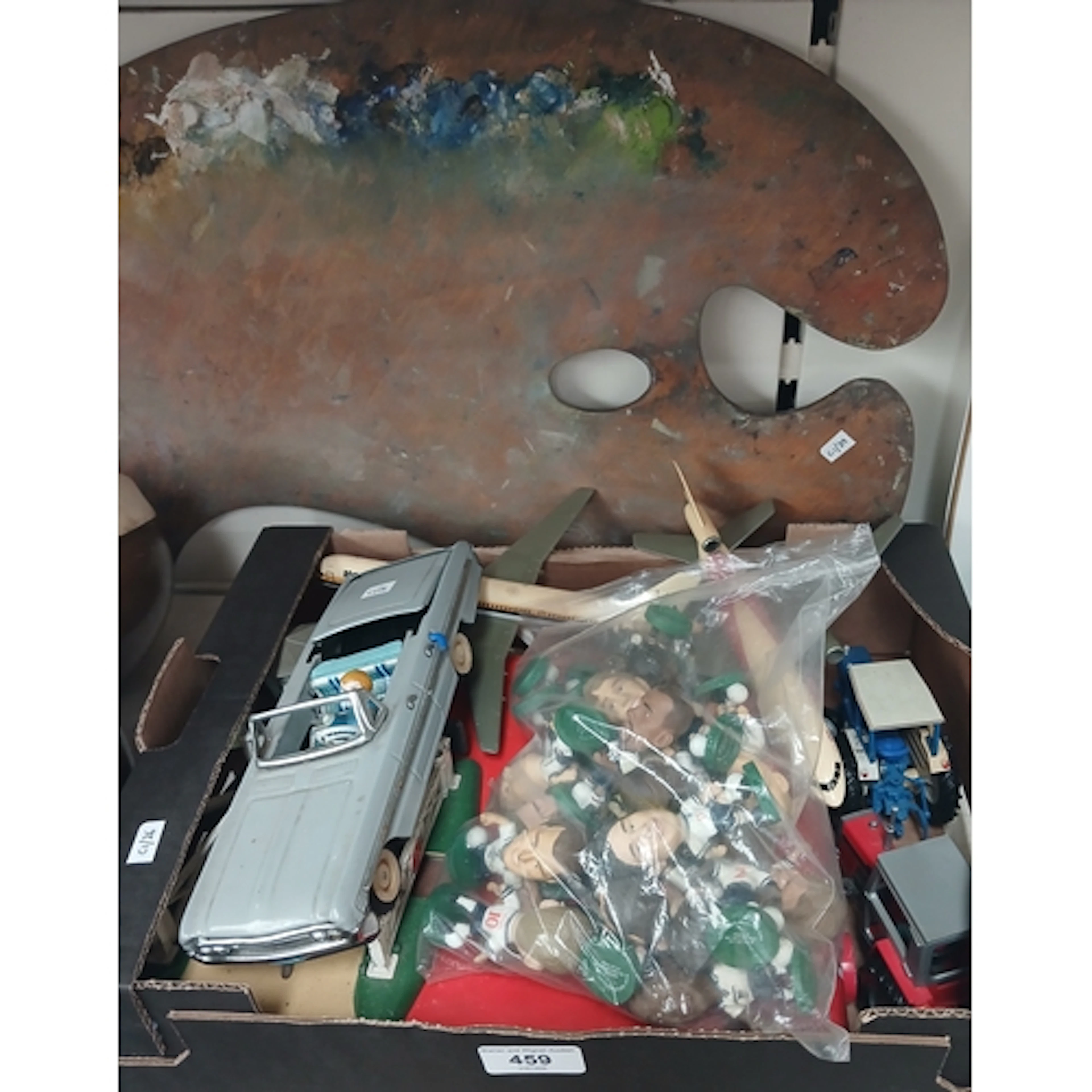 A box of toys including a bag of Corinthian football figures...
