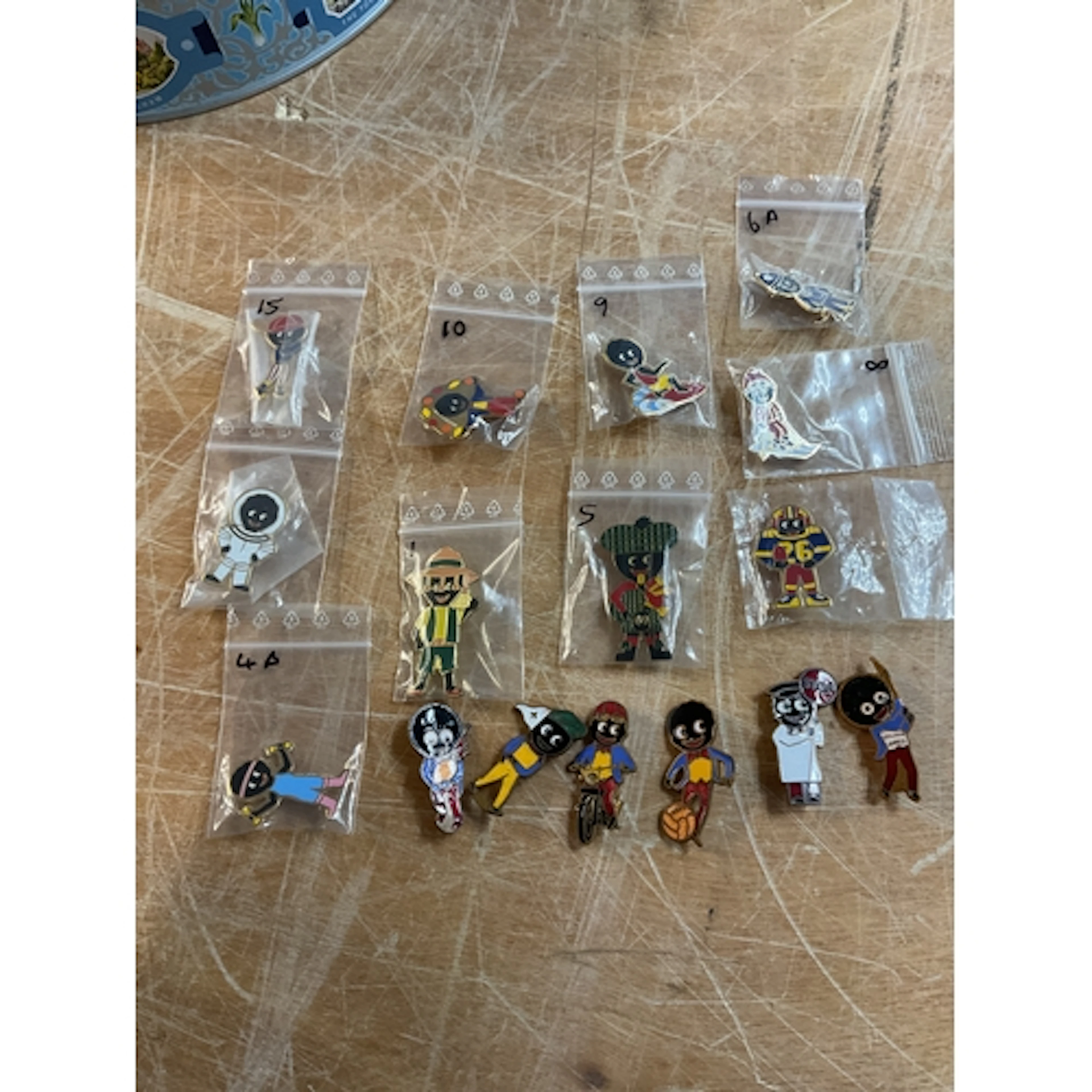 16 vintage Golliwog badges.