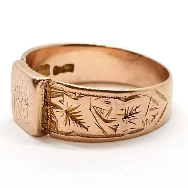 Antique 9ct hallmarked gold signet ring with engraved detail...