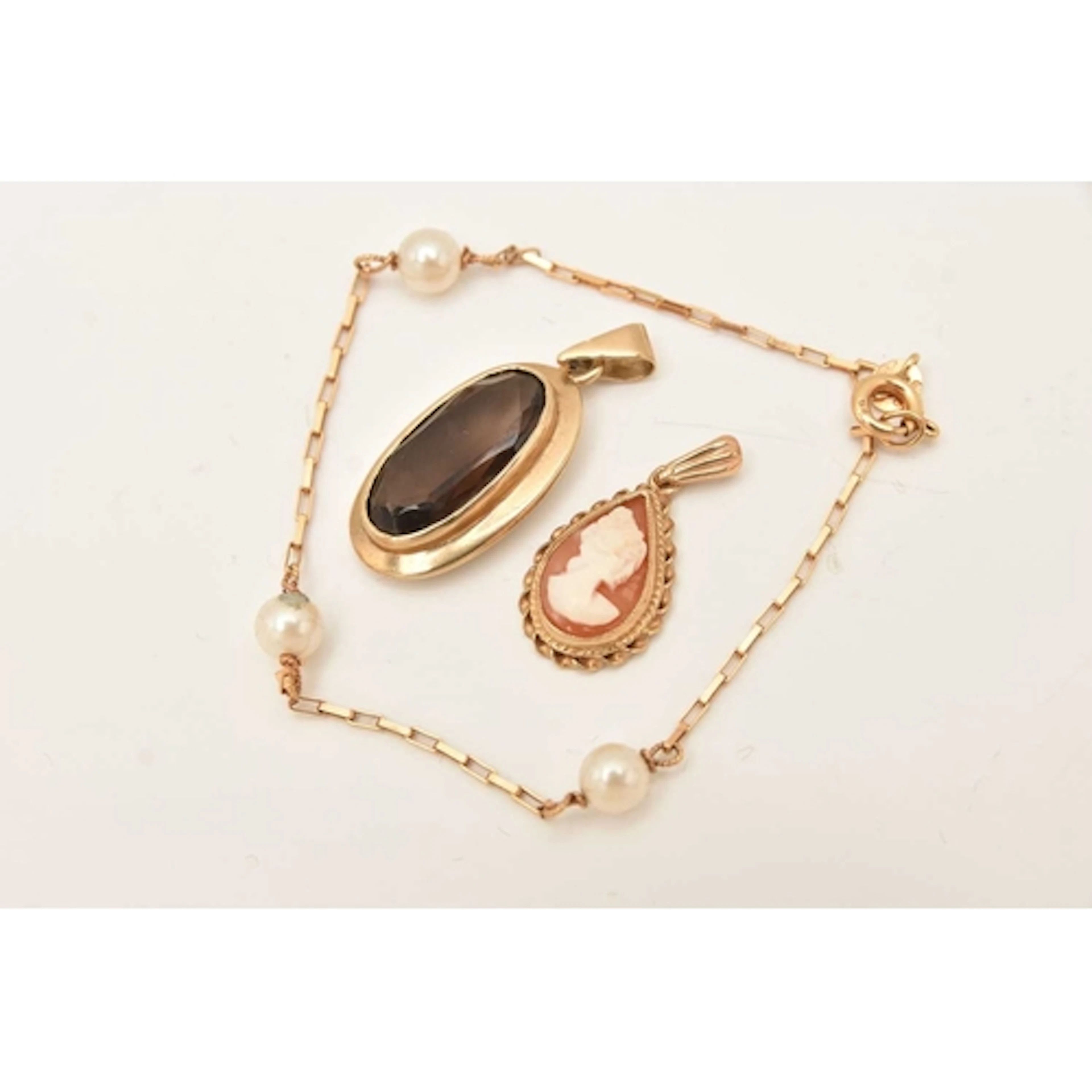 AN ASSORTMENT OF JEWELLERY, to include a 9ct gold smoky quar...