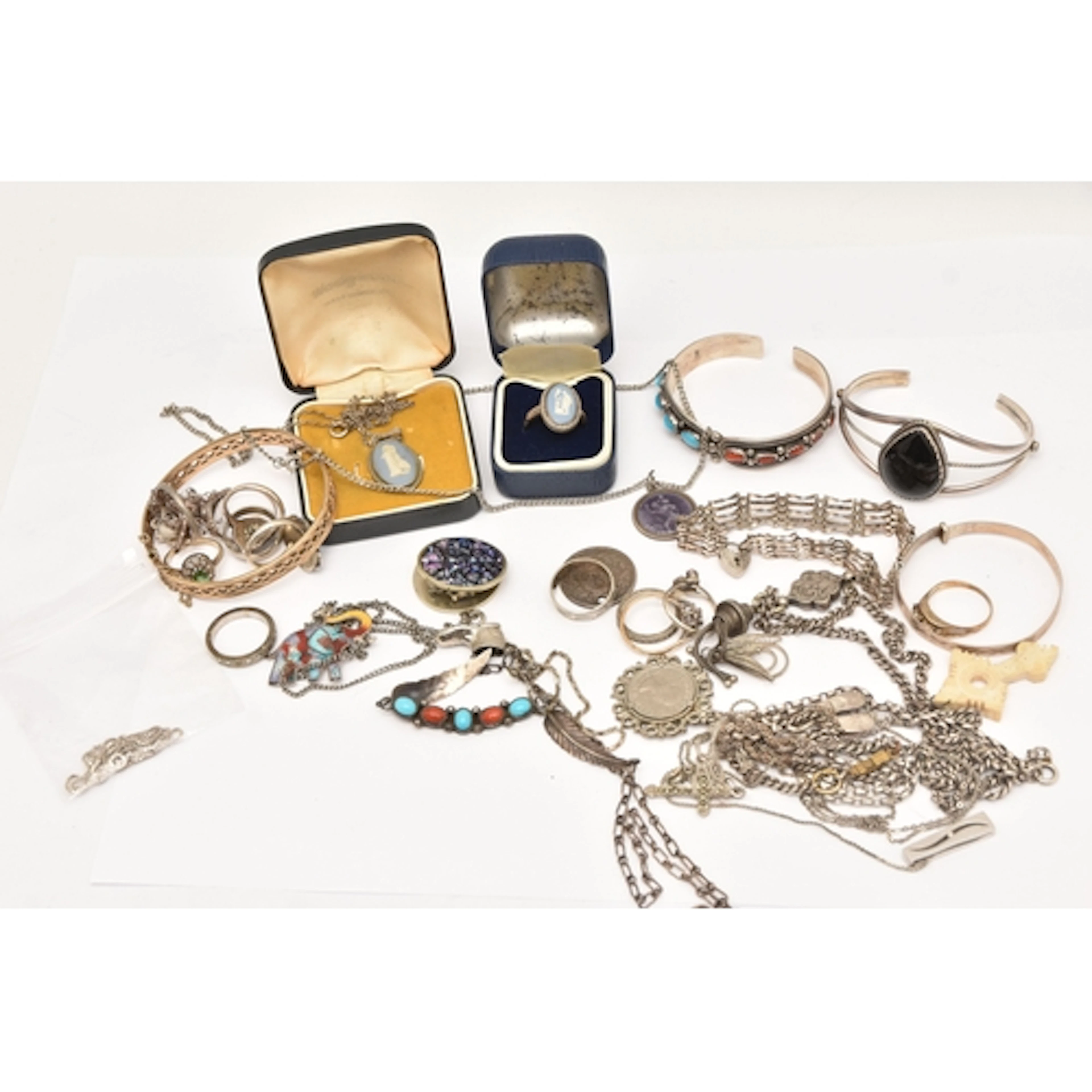 AN ASSORTMENT OF JEWELLERY, to include a 50 micron 9ct rolle...