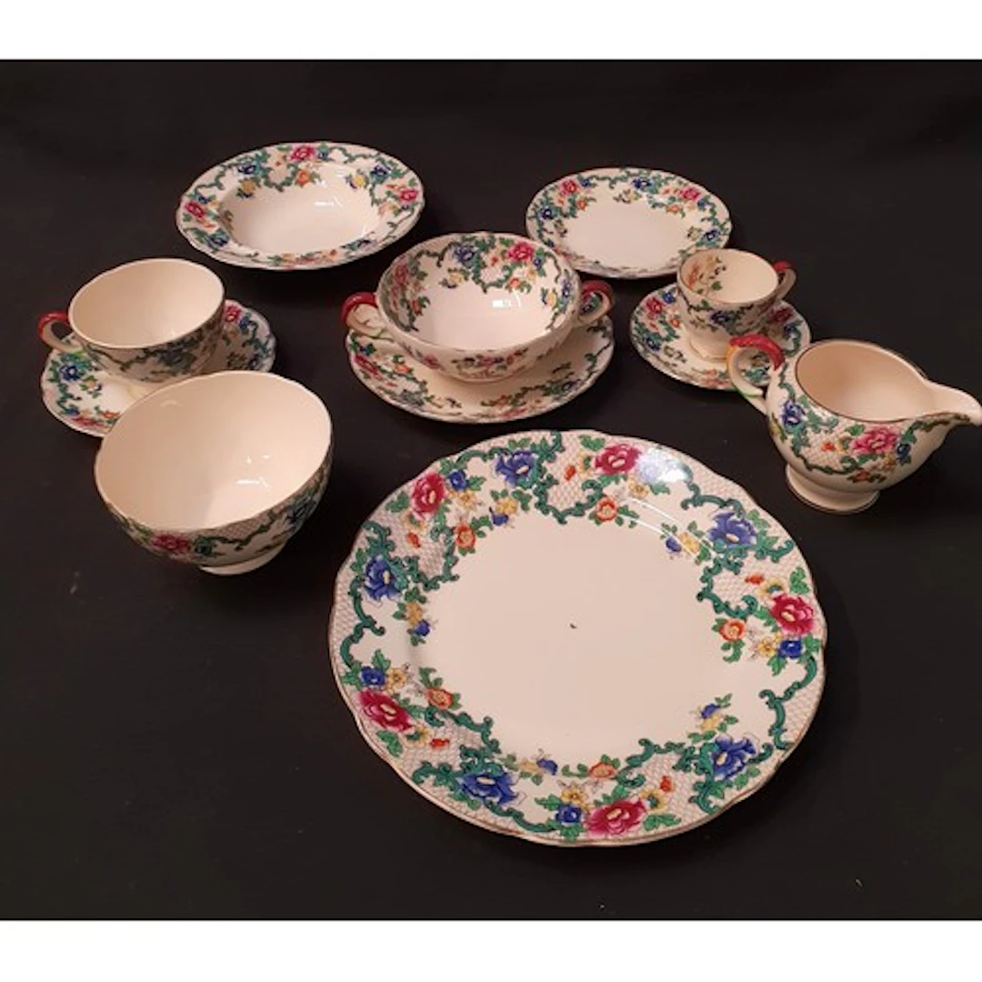 LARGE ROYAL CAULDRON 'VICTORIA' PATTERN DINNER SERVICE compr...