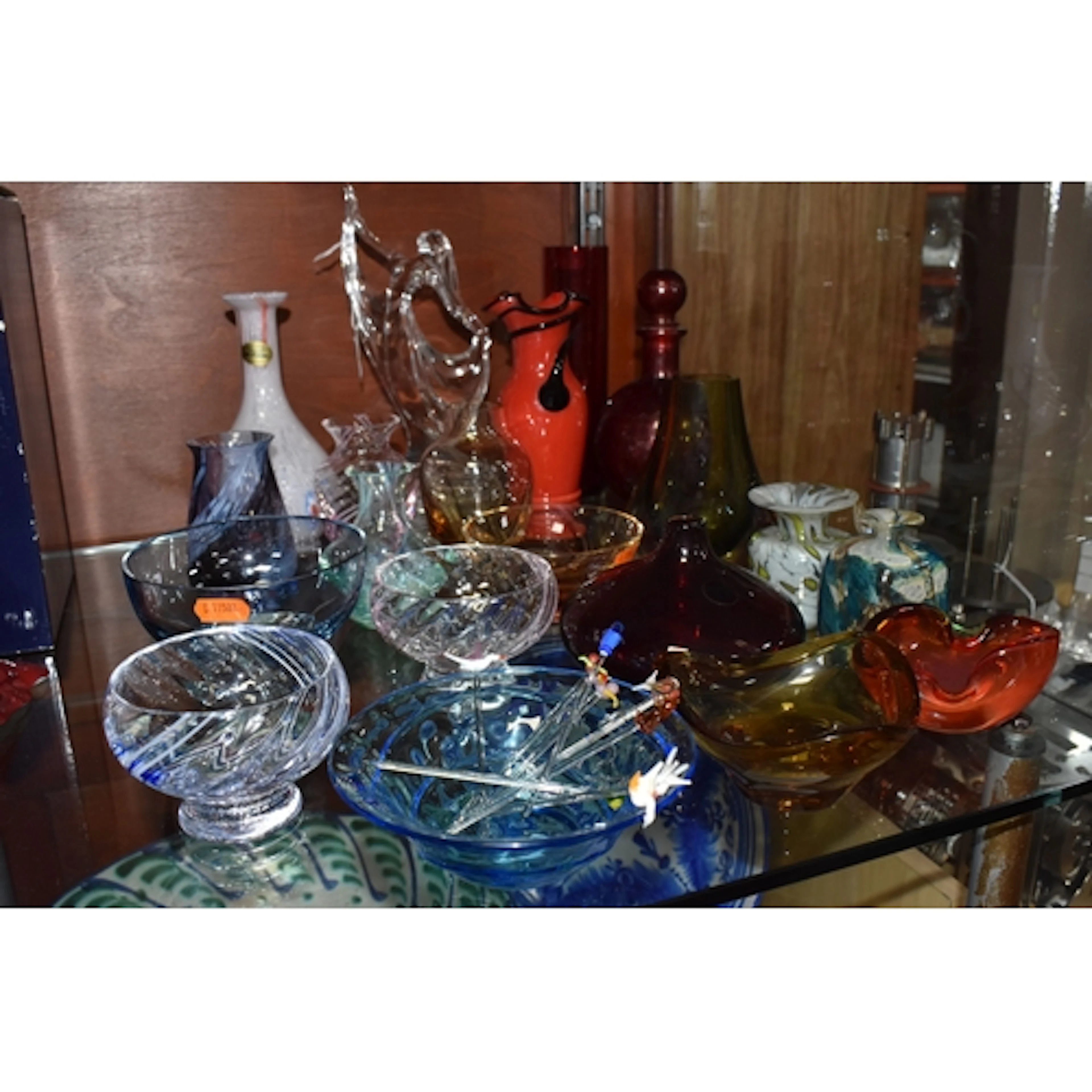 A COLLECTION OF ASSORTED DECORATIVE GLASS ITEMS to include a...