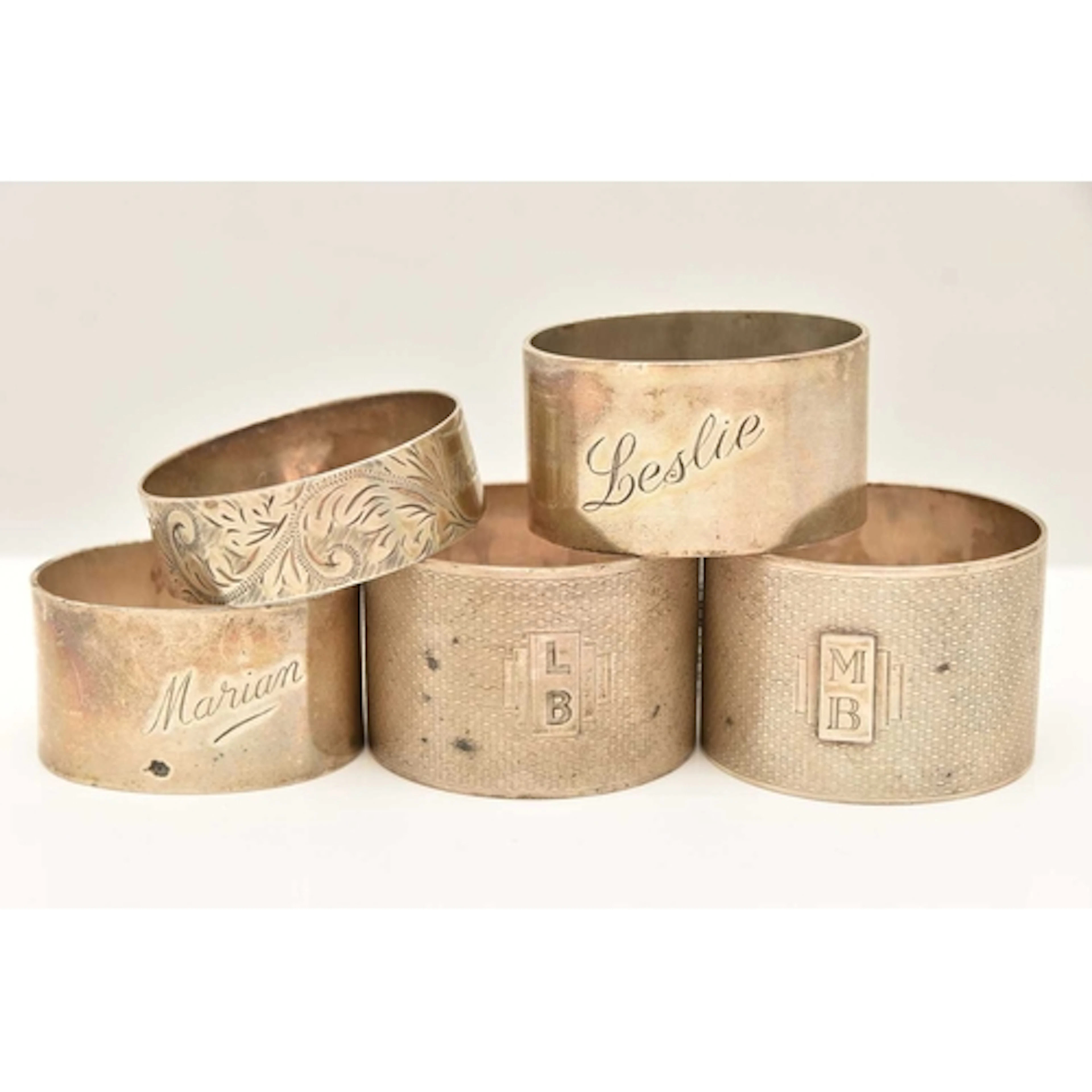 FIVE SILVER NAPKIN RINGS, two engine turned pattern rings, h...