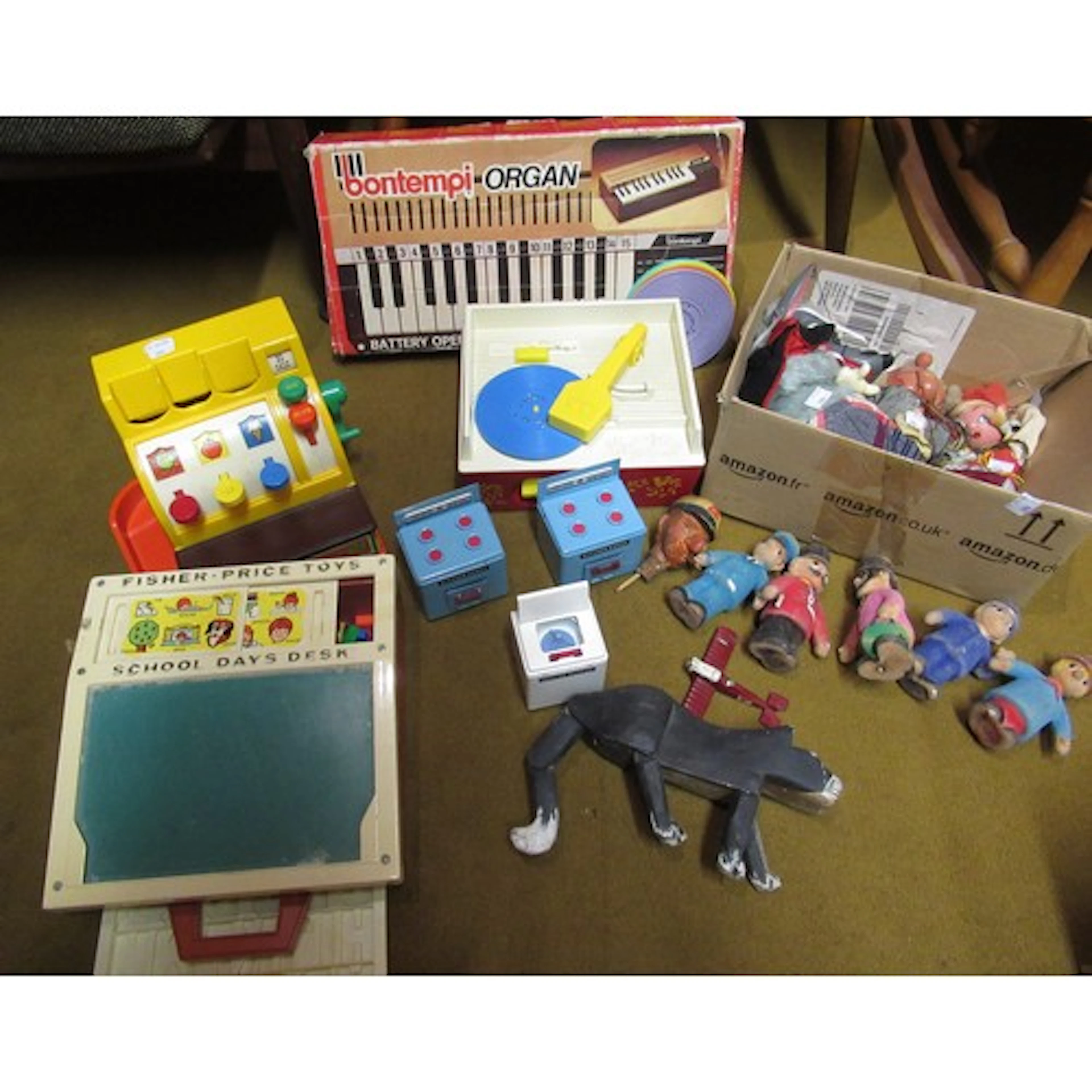 Quantity of tin plate doll's house items and sundry other to...