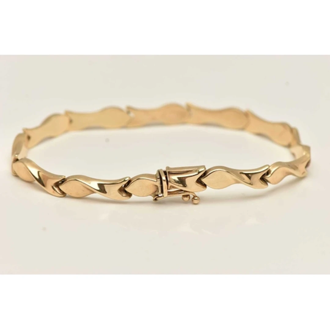 A 9CT YELLOW GOLD BRACELET, a fancy link line bracelet, fitt...
