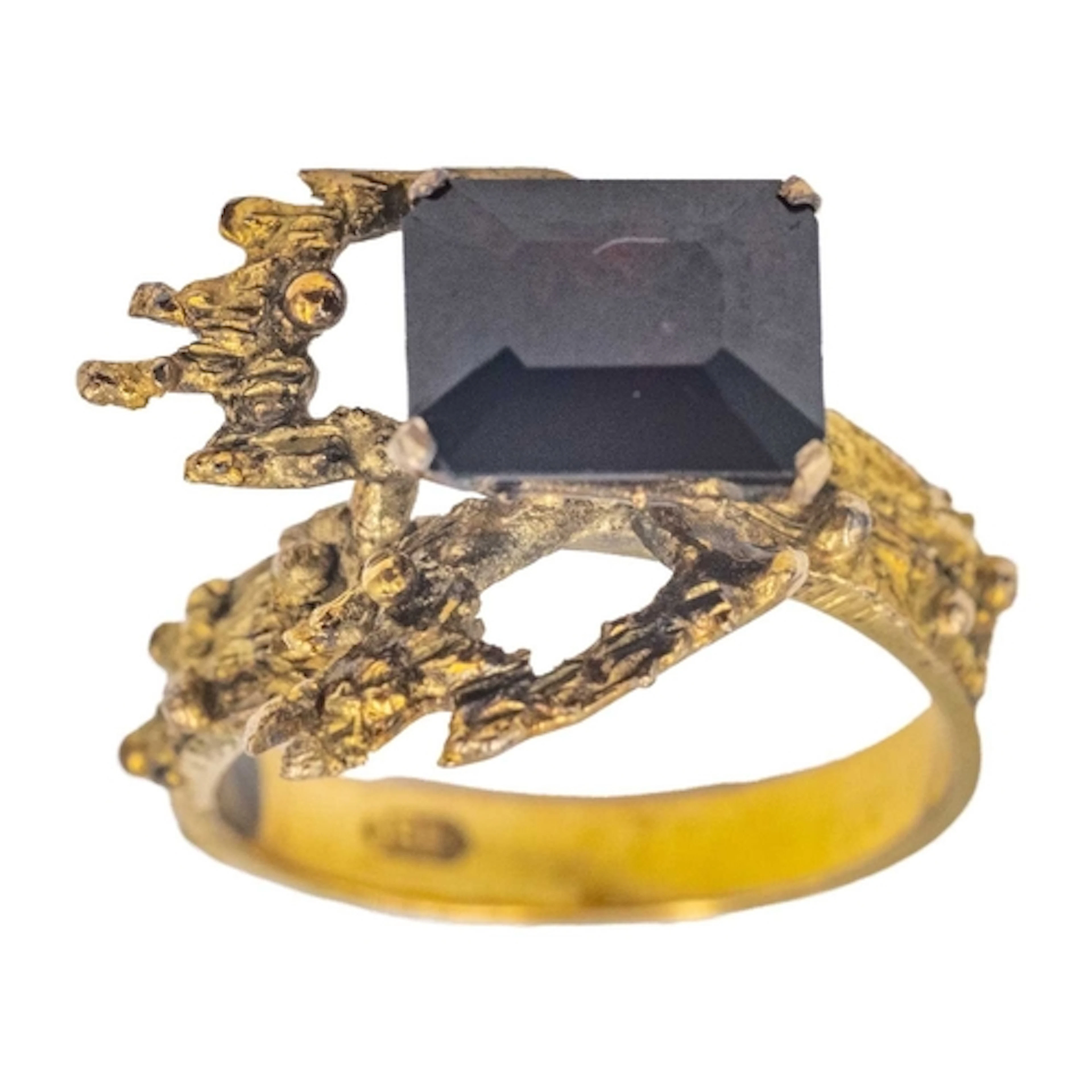 A Brutalist yellow gold garnet set dress ring. The rectangul...