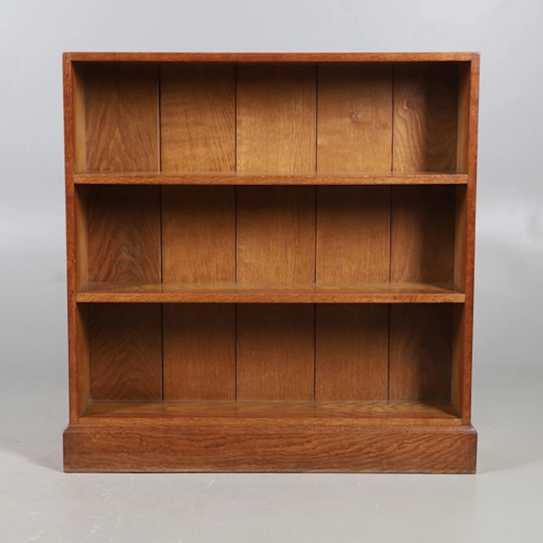 GORDON RUSSELL - COTSWOLD SCHOOL OAK BOOKCASE. An oak bookca...