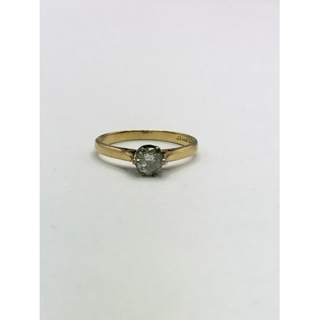 An 18ct gold ring set with a diamond. Approx size L