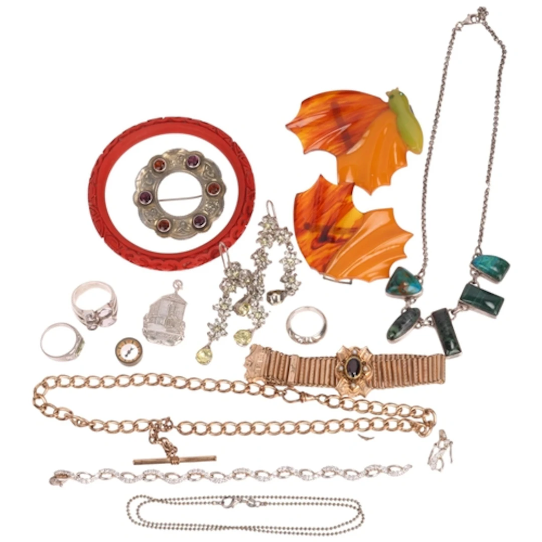 Various jewellery, including cinnabar lacquer bangle, Victor...