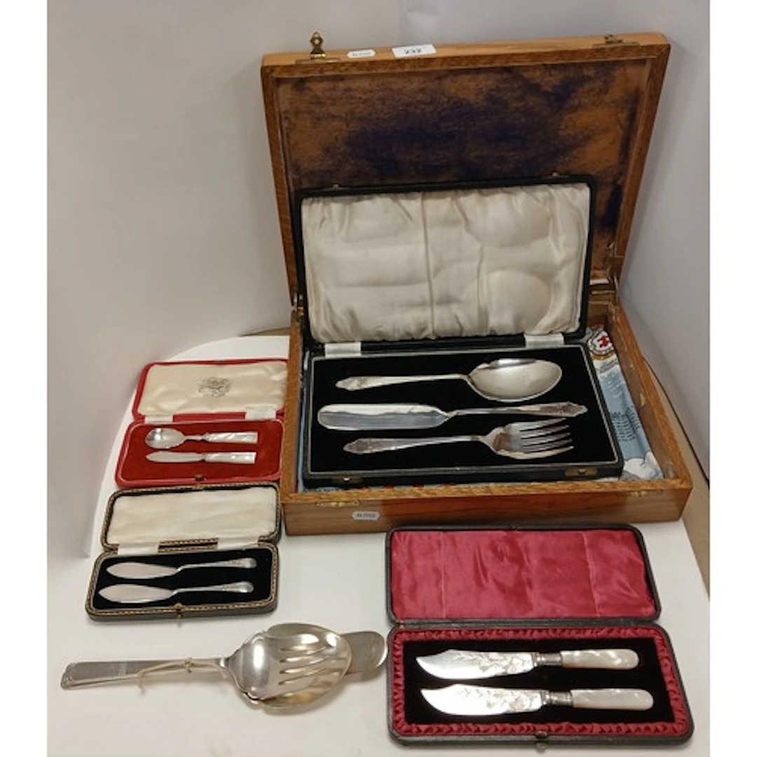 Pair of mother of pearl handled butter knives, three pieces ...