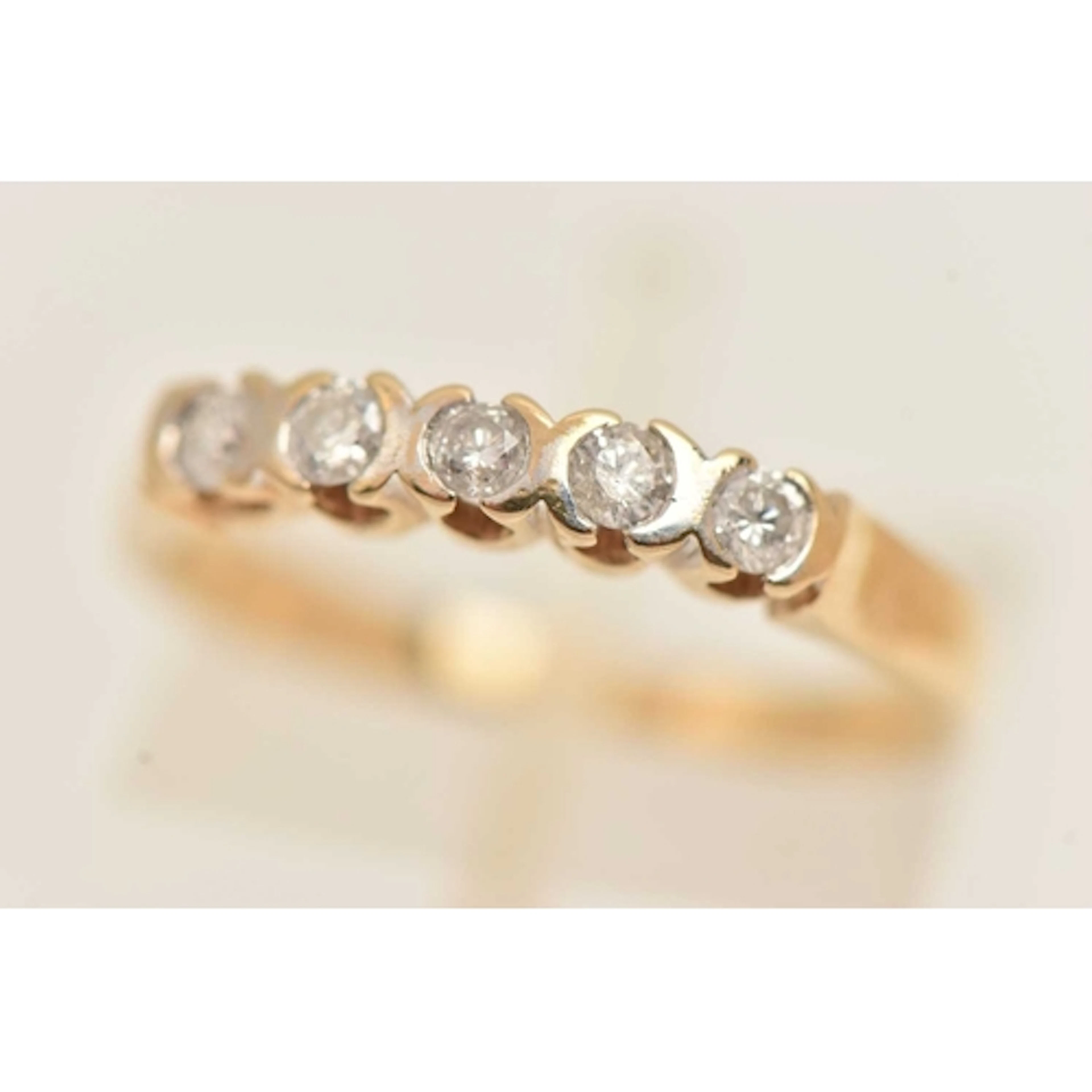 A 9CT YELLOW GOLD FIVE STONE DIAMOND RING, five round brilli...
