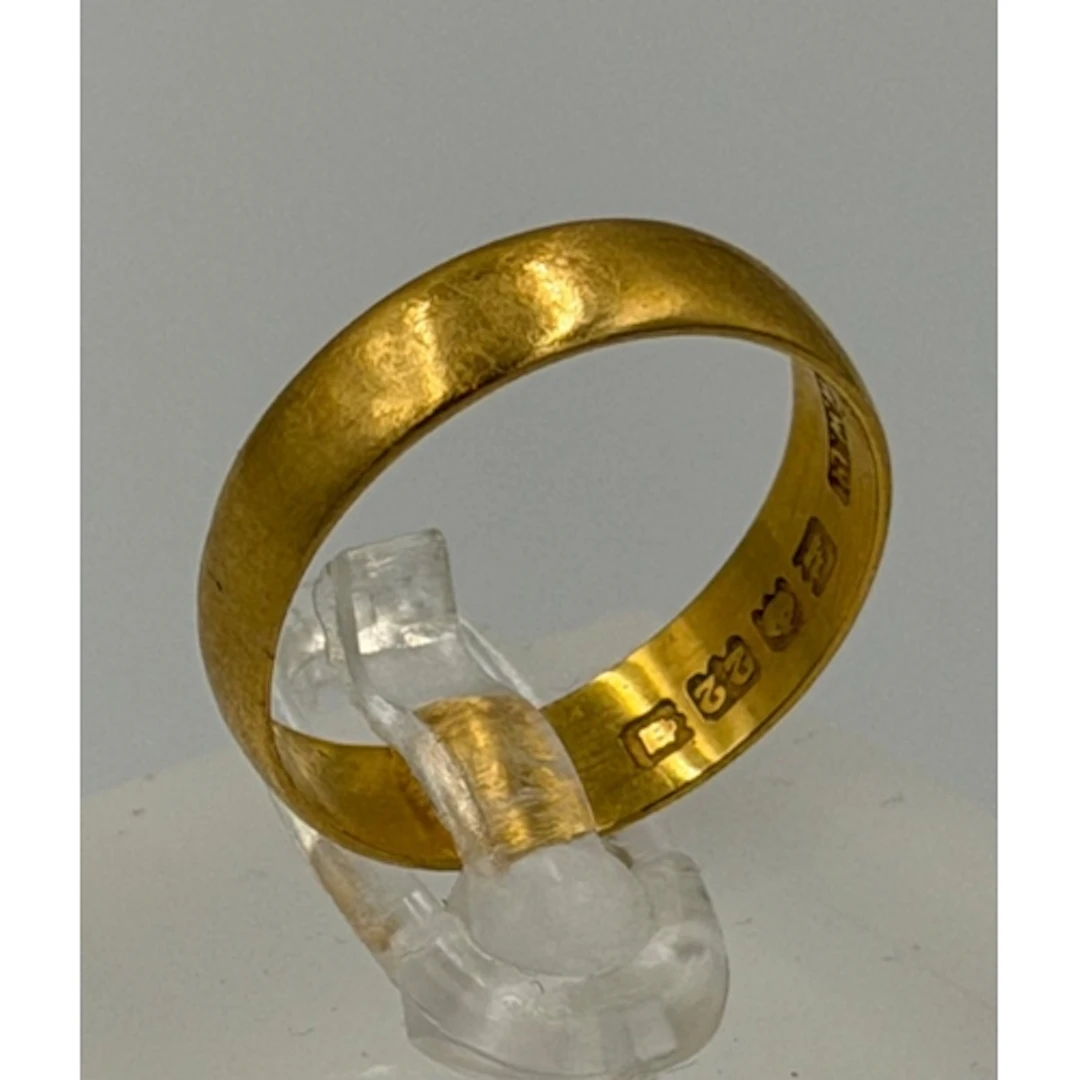 A 22ct yellow gold wedding band approximate size N
