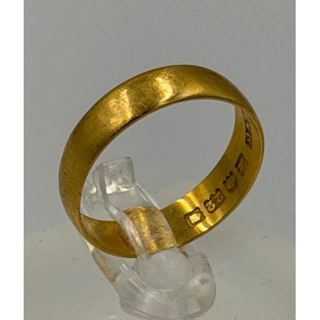 A 22ct yellow gold wedding band approximate size N