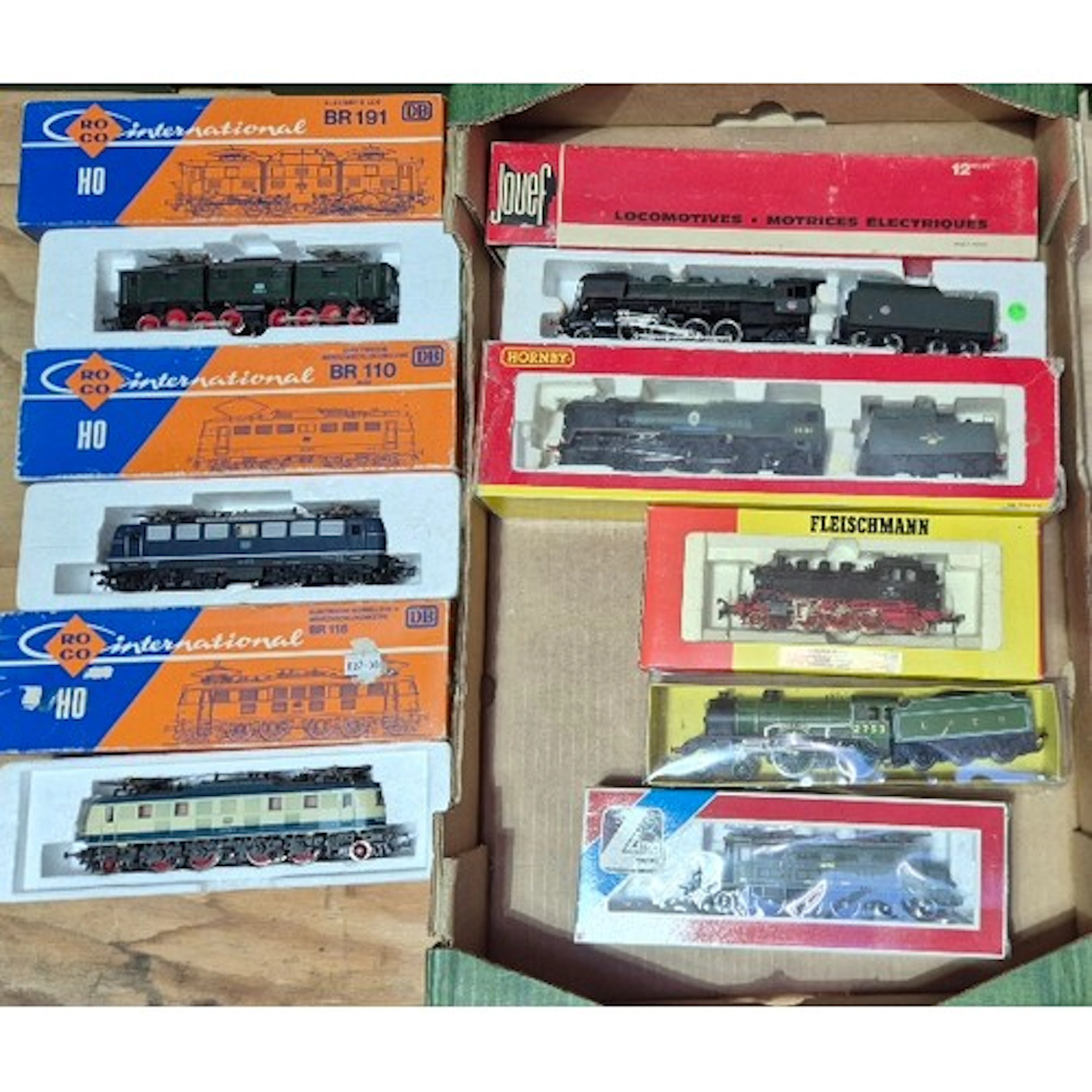 A box of assorted model train engines to include Fleischmann...