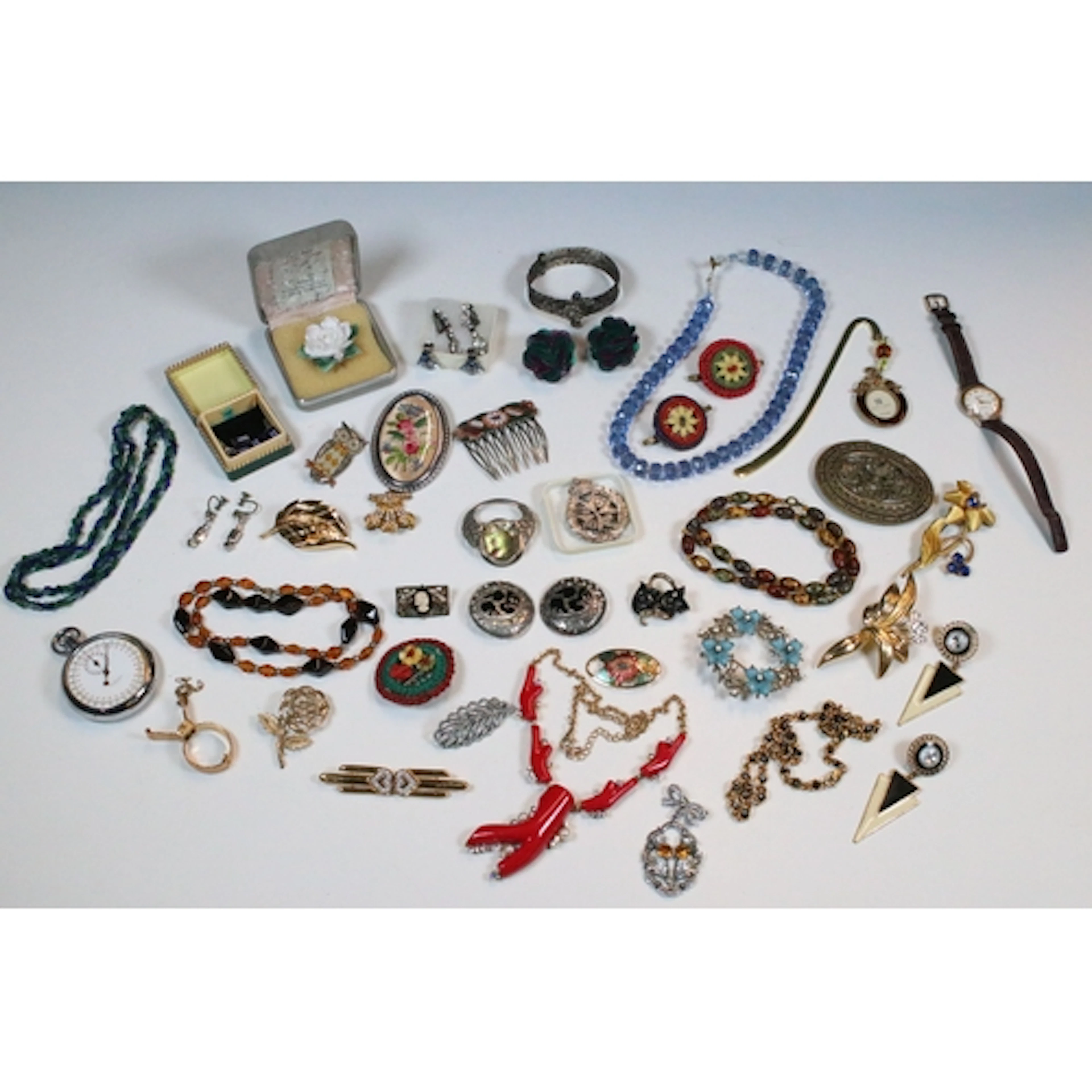 Collection of vintage jewellery to include a Scruples hand-p...
