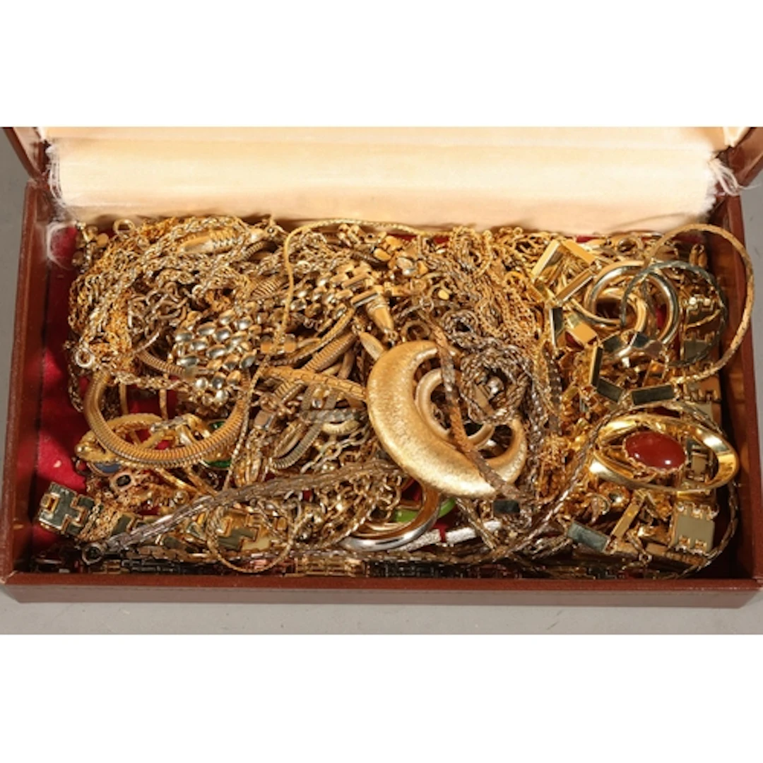 Gold tone jewellery to include bracelets, necklaces etc.&nbs...