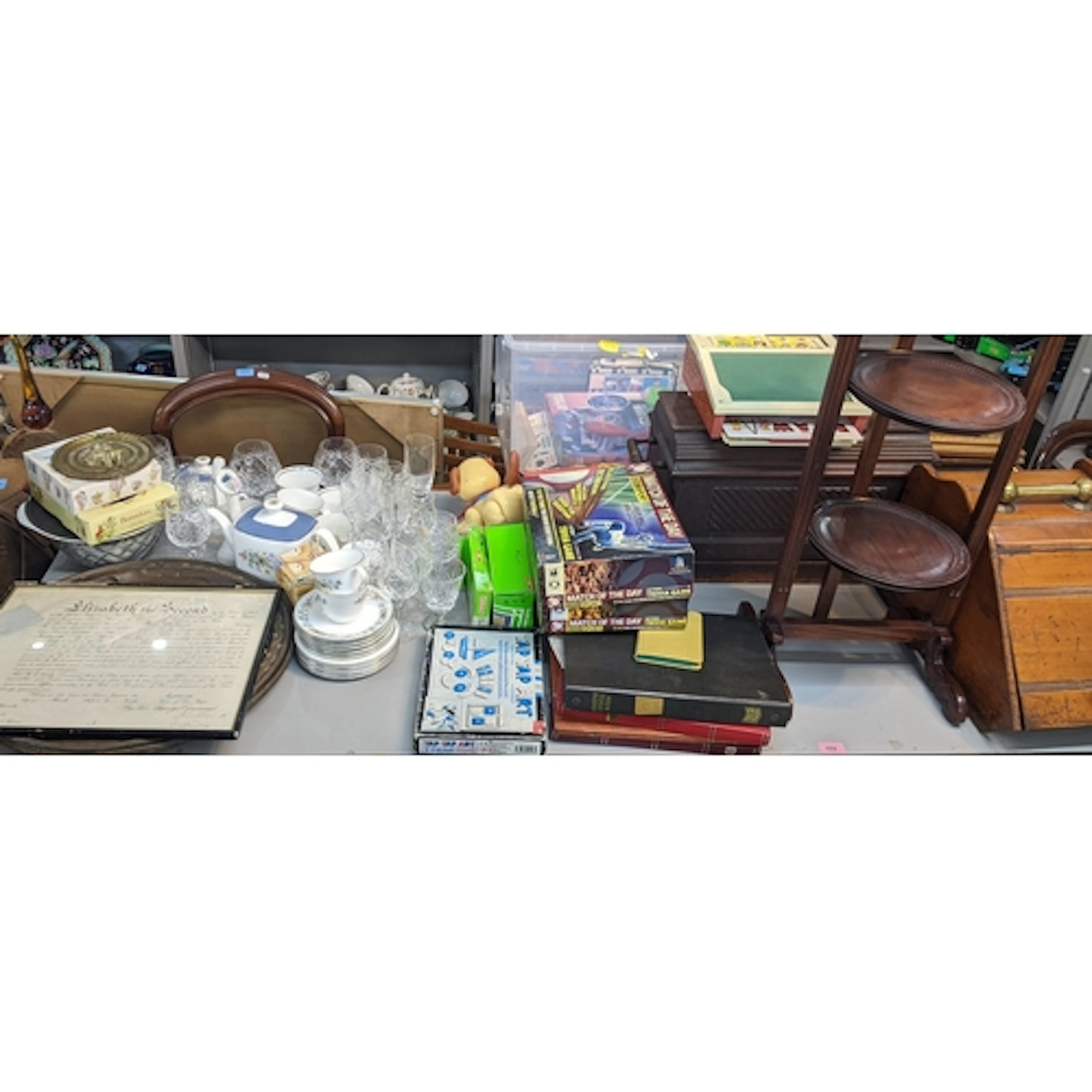 A mixed lot to include a cake stand, coal purdonium, glasswa...