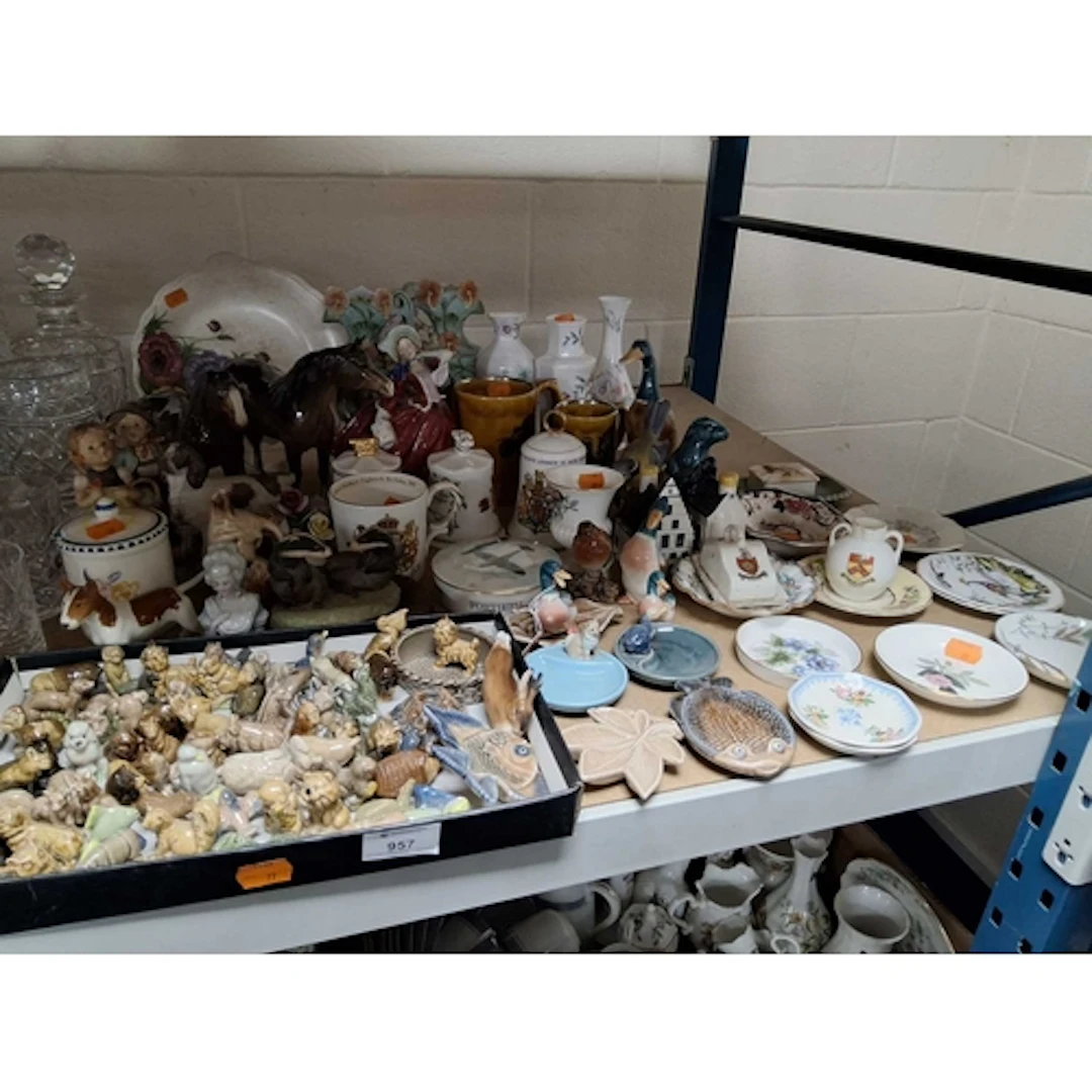 A GROUP OF VINTAGE DECORATIVE CERAMICS to include a box Wade...