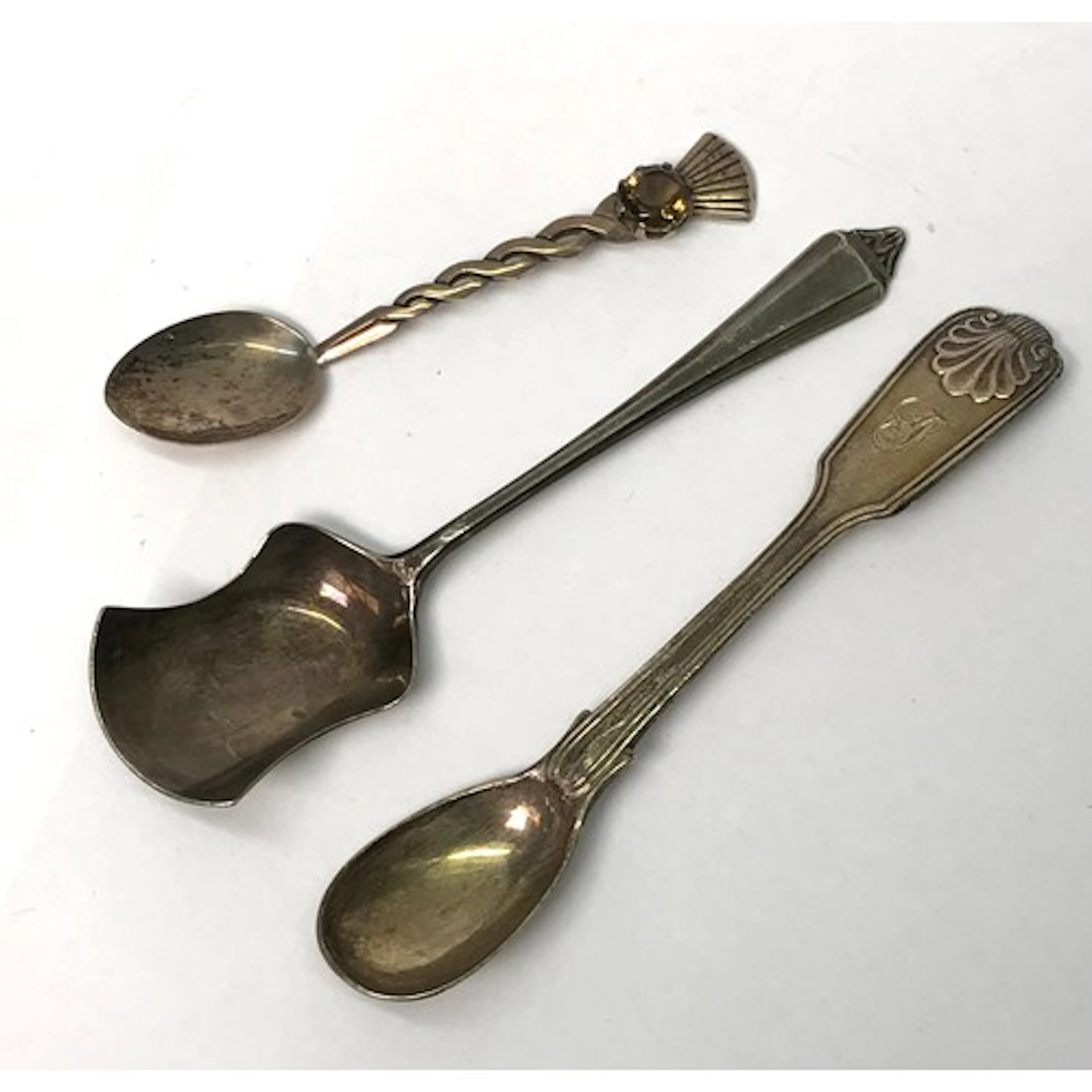 A Victorian silver fiddle and shell pattern mustard spoon, L...
