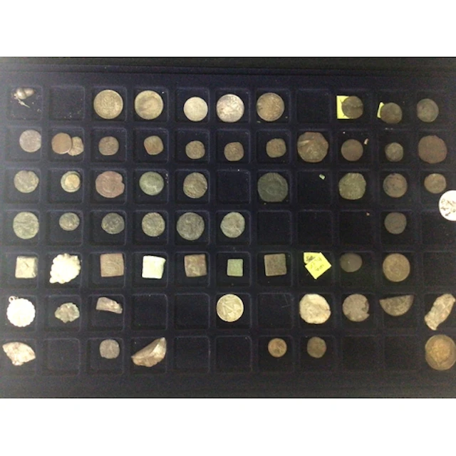 A Collectors case containing mixed metal detectors fin...
