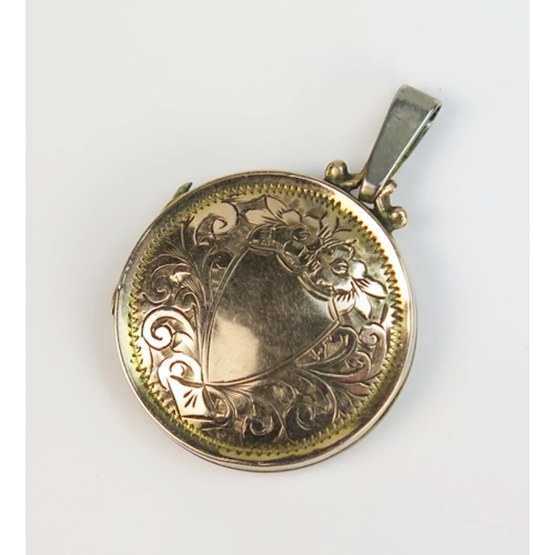 A 9ct gold front and back locket with chased foliate decorat...