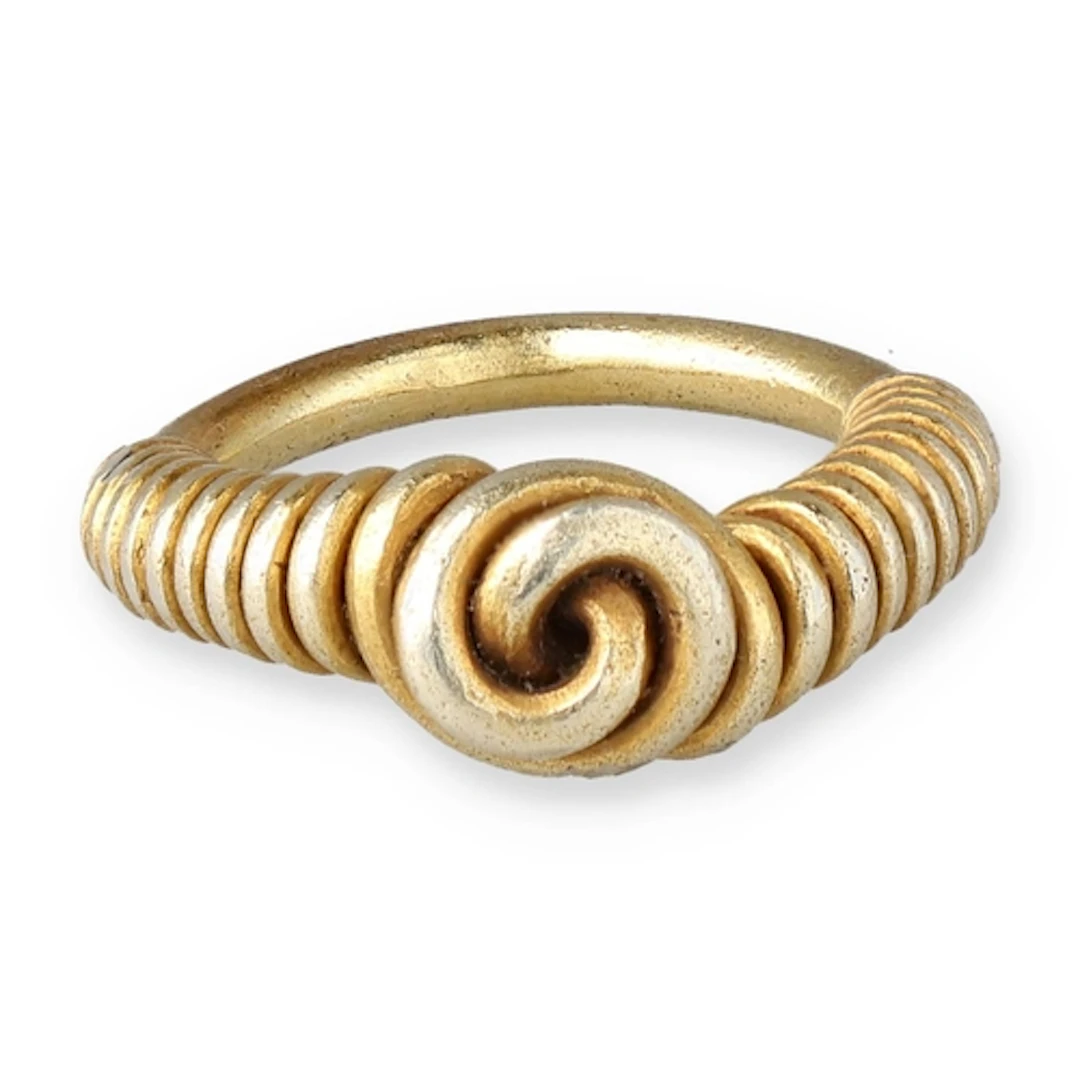 A 15TH CENTURY JAVANESE GOLD ALLOY RING 11gms