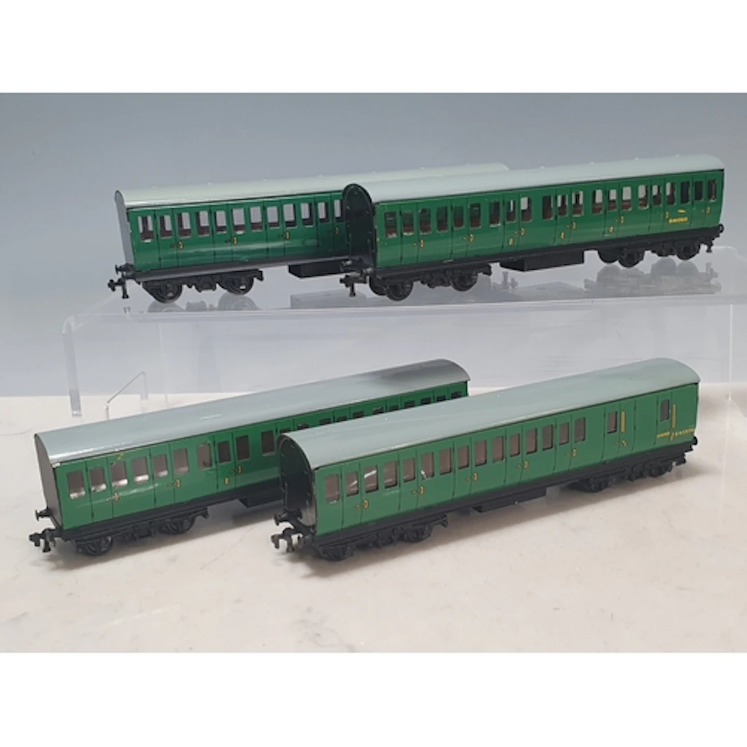 A rake of four unboxed Hornby Dublo 4025/6 Coaches comprisin...