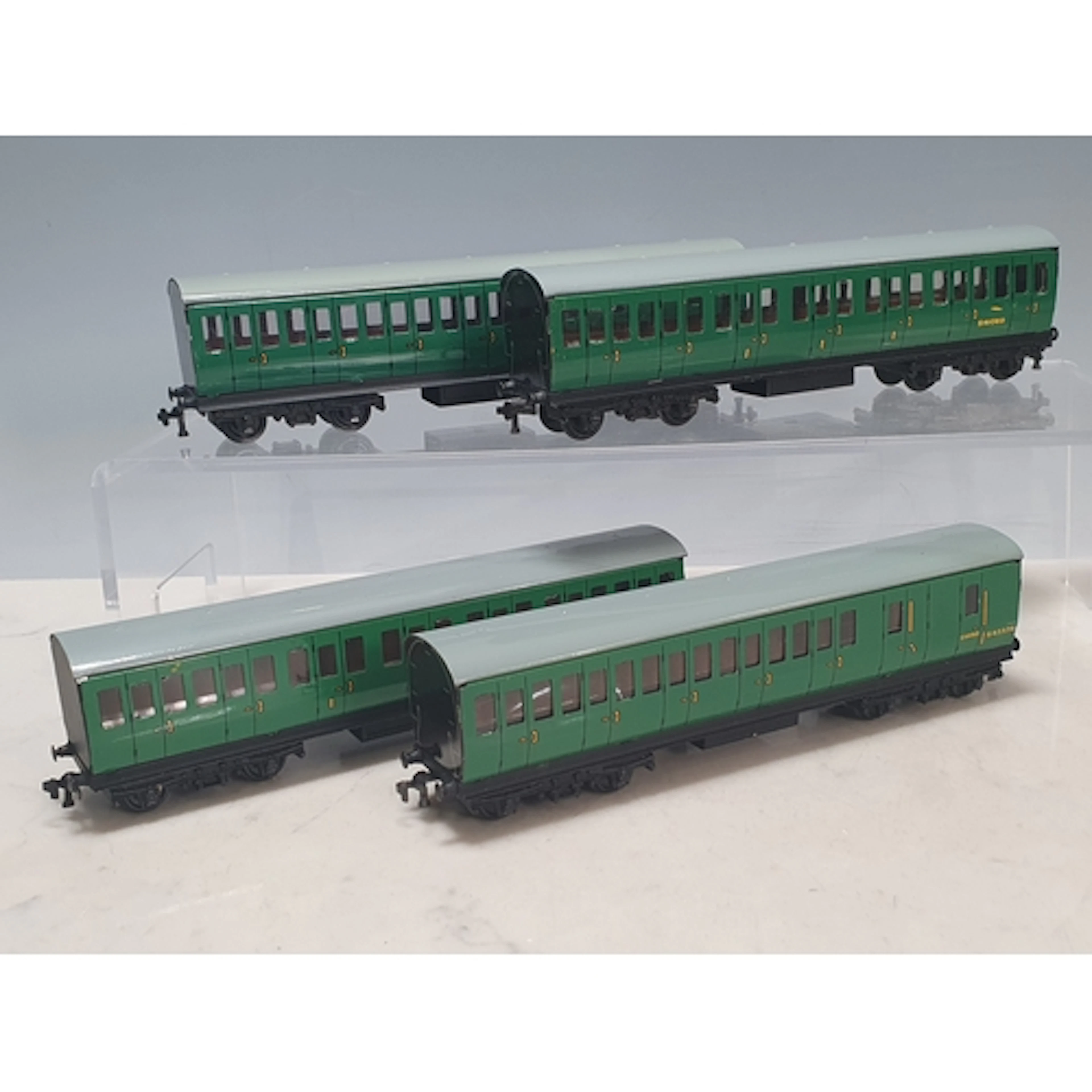 A rake of four unboxed Hornby Dublo 4025/6 Coaches comprisin...