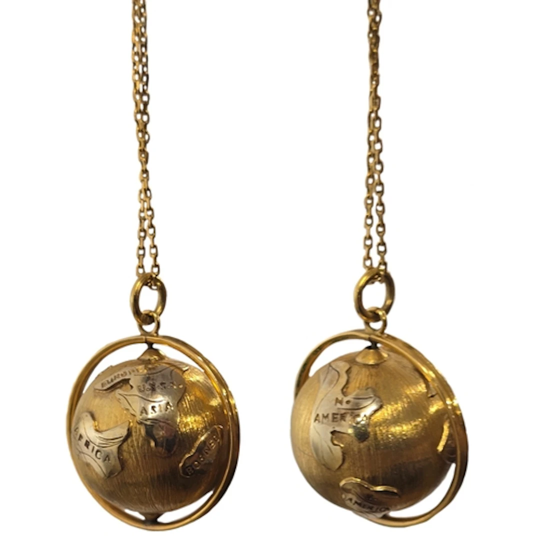 14ct gold pendant model of earth and chain in box, weight 8....