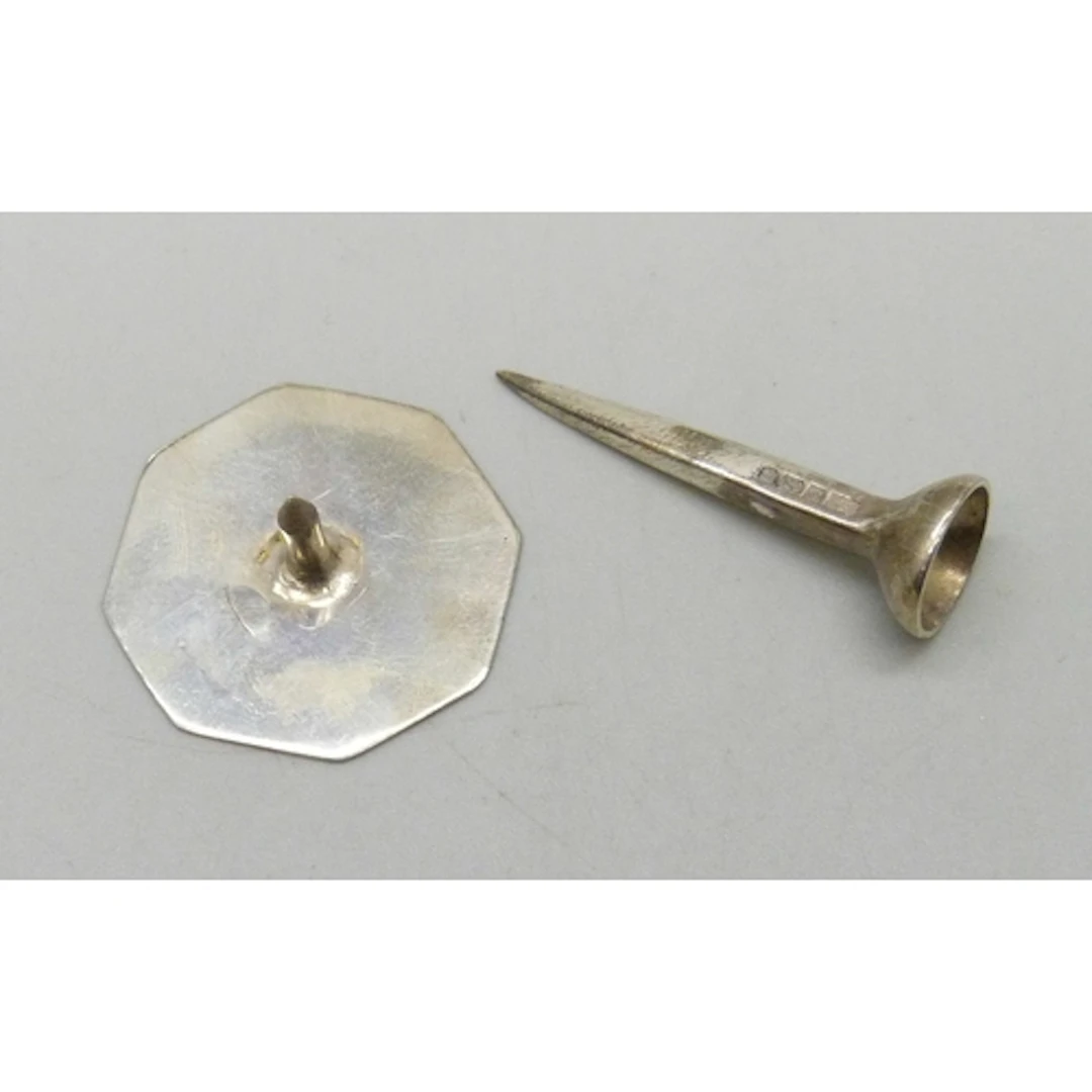 A silver golf tee and a silver golf marker, 7.6g total