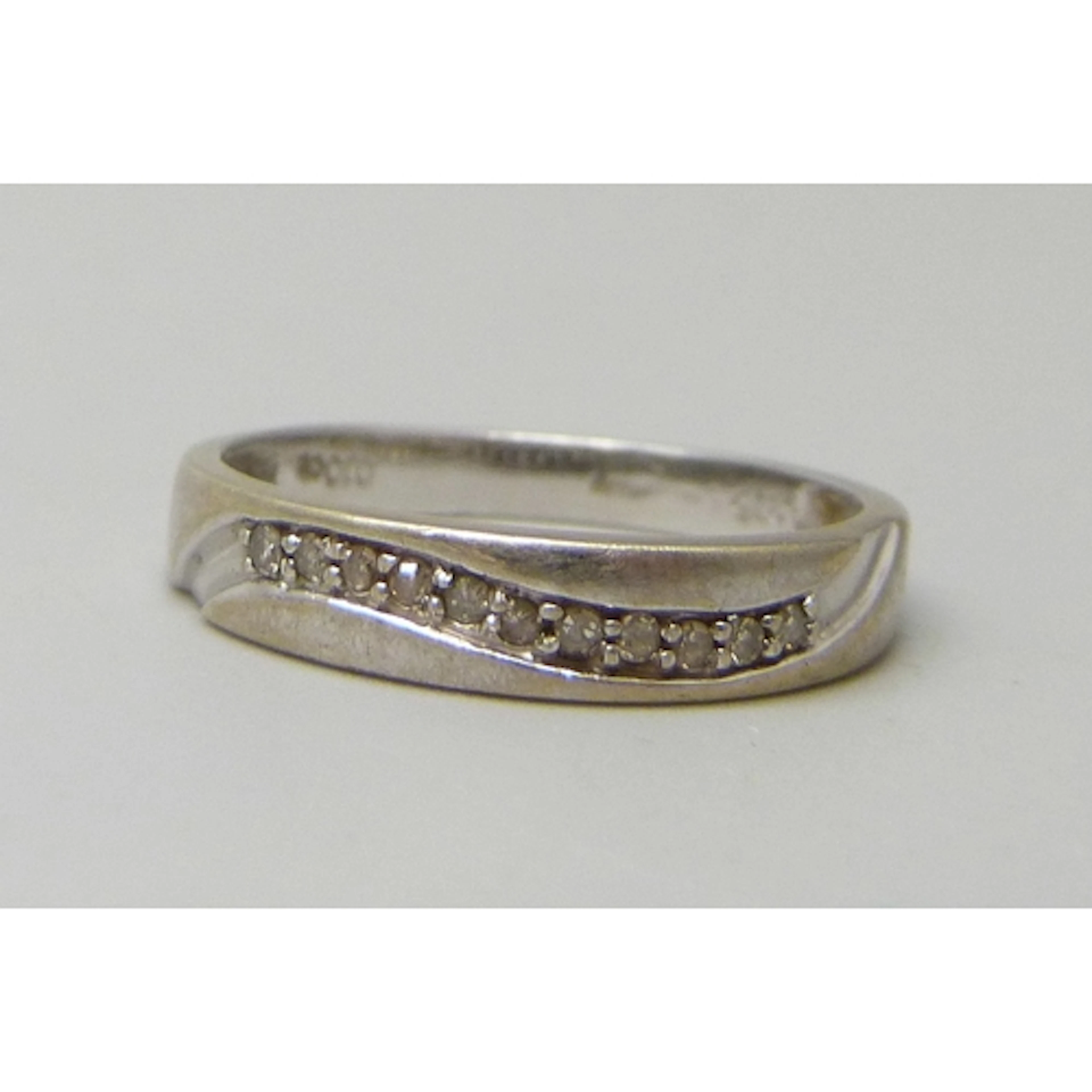 A 9ct white gold and diamond ring, 2g, O/P