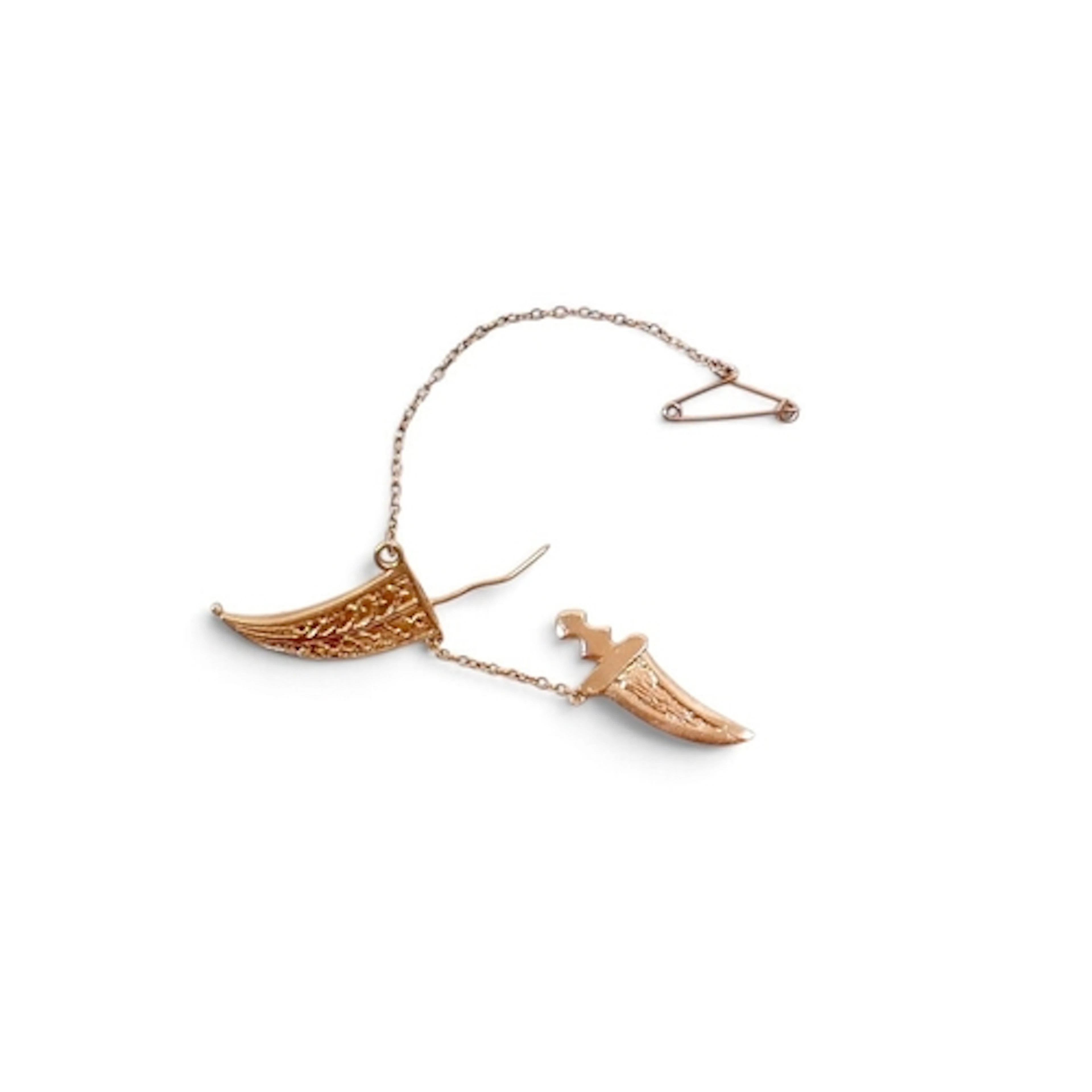 A SAUDI ARABIAN GOLD DAGGER BROOCH. as a dagger and sheath w...
