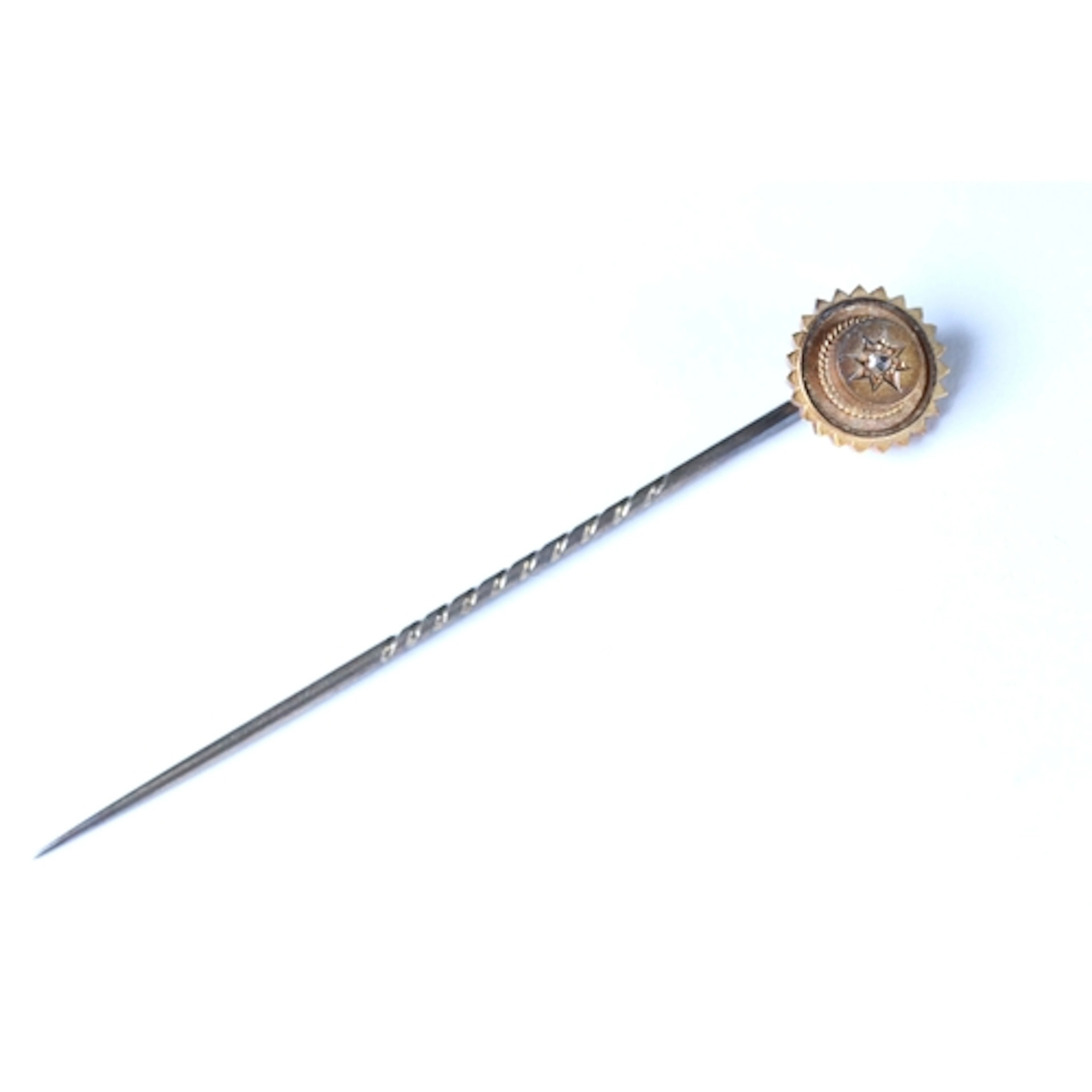 An antique Edwardian 15ct gold & diamond stick / cravat pin,...