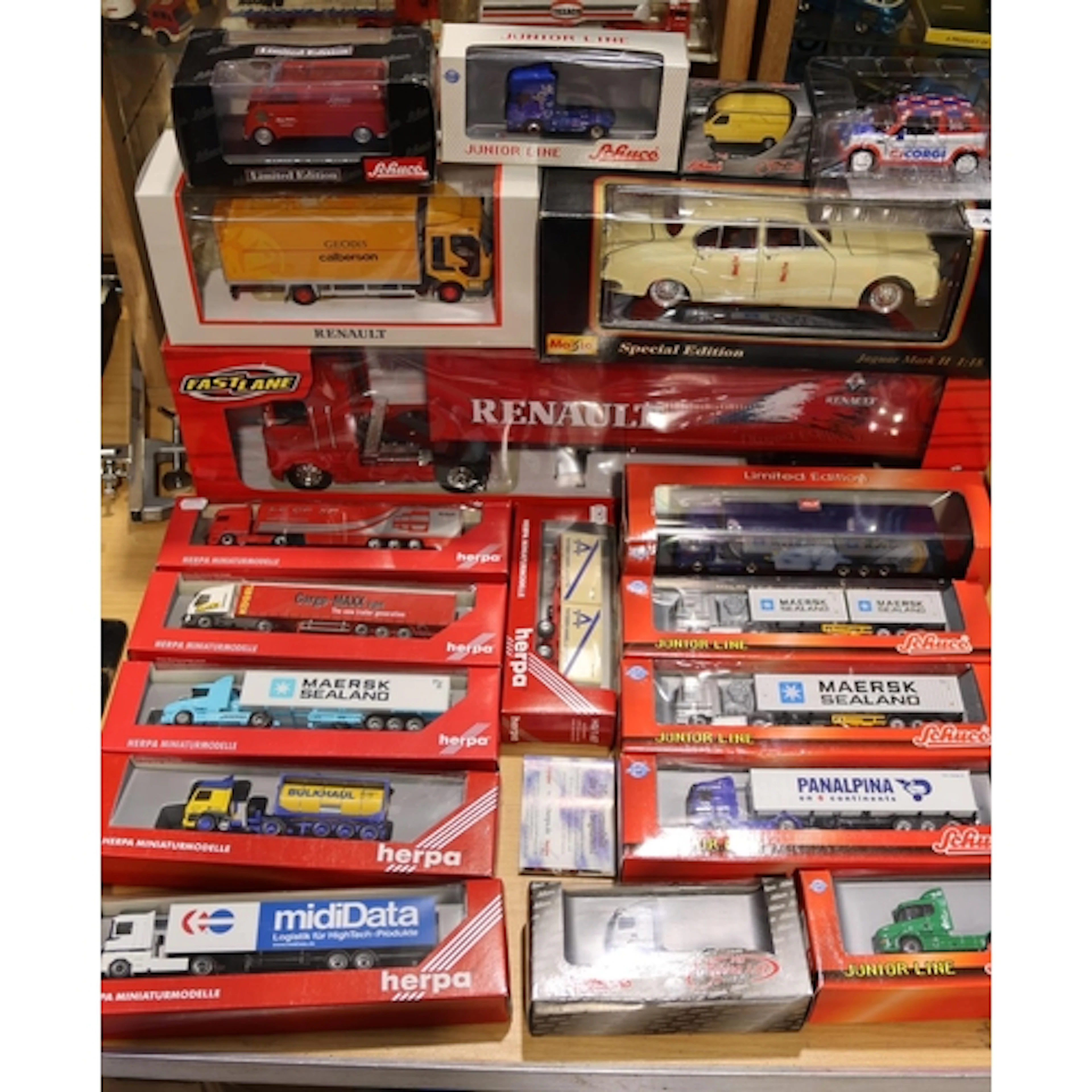 Diecast model vehicles to include Maisto Jaguar mkII, Schuco...