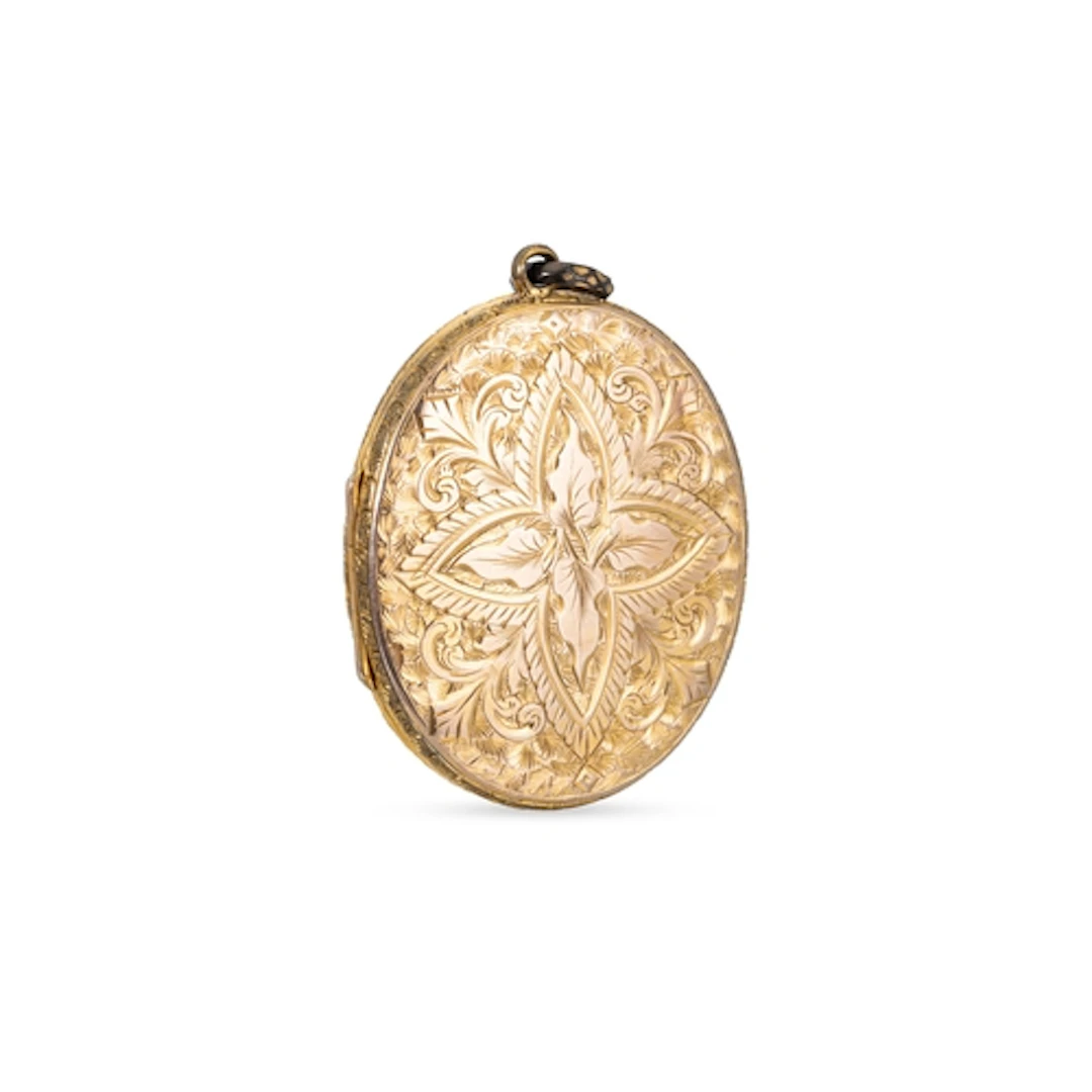 AN ANTIQUE VICTORIAN MOURNING LOCKET, engraved decoration, m...