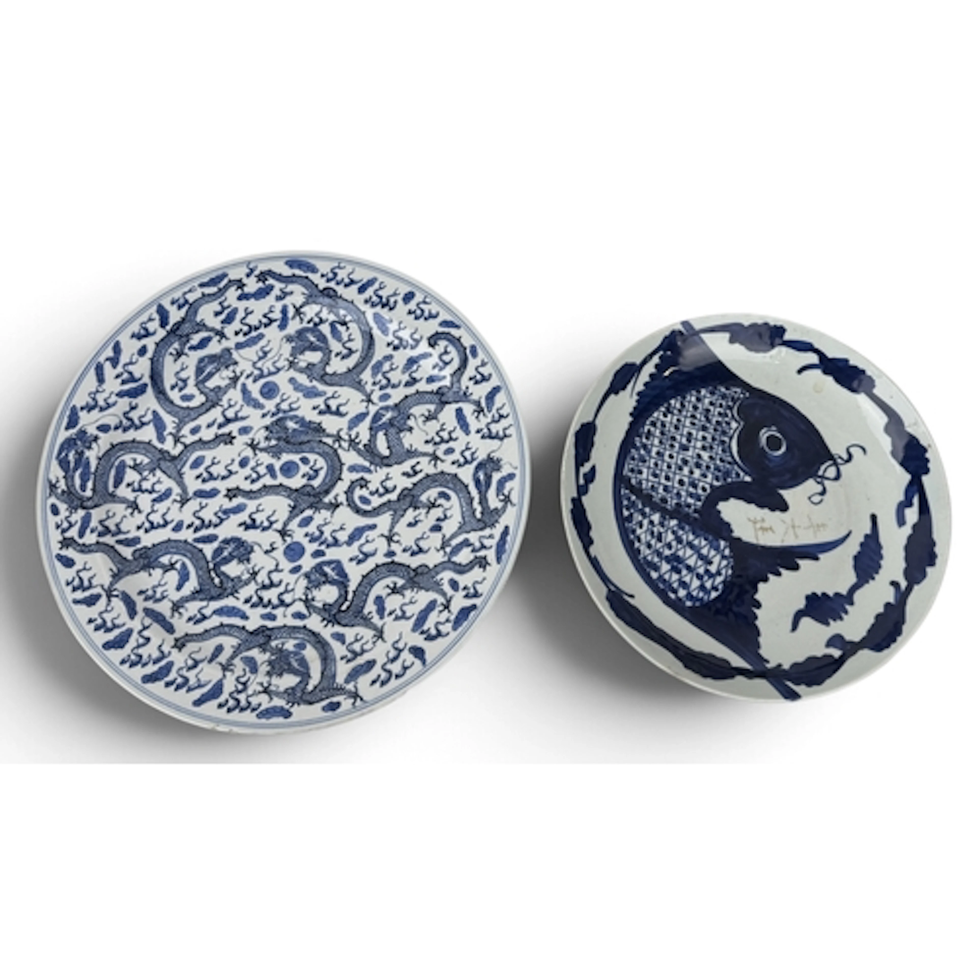 A CHINESE PORCELAIN BLUE AND WHITE PLATE PAINTED WITH DRAGON...