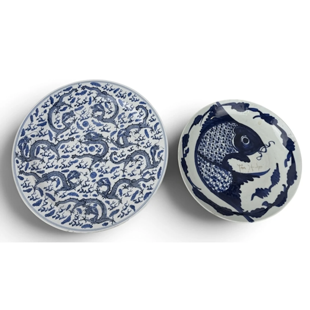 A CHINESE PORCELAIN BLUE AND WHITE PLATE PAINTED WITH DRAGON...