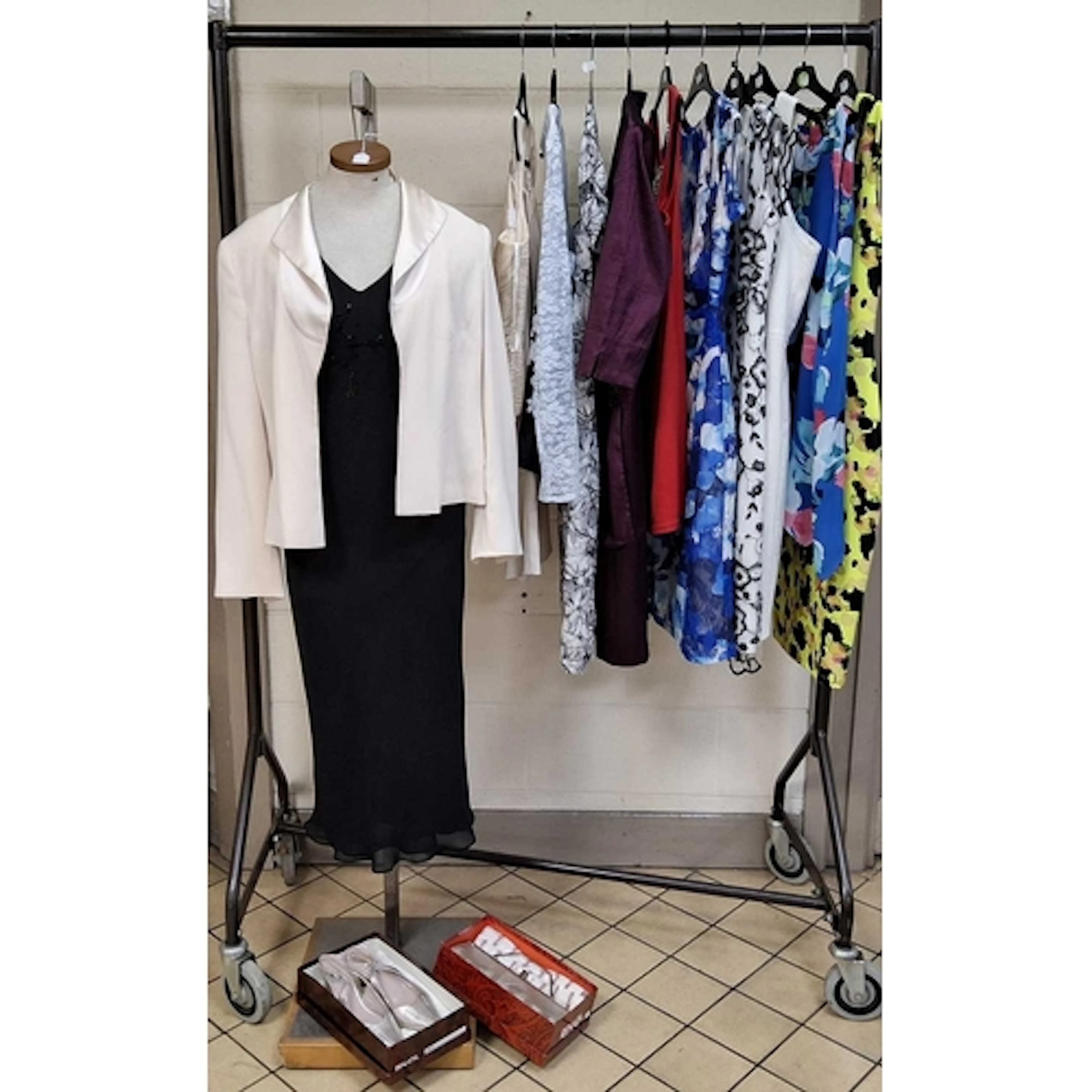 A QUANTITY OF WOMENS CLOTHING AND ACCESSORIES, to include dr...