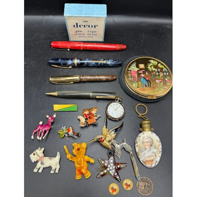 A miscellaneous lot to include scent bottle with finger ring...