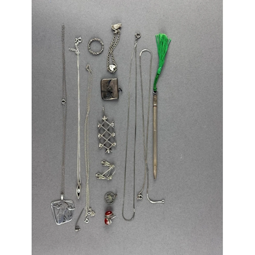 Jewellery: Silver items to include five necklets, pendants, ...